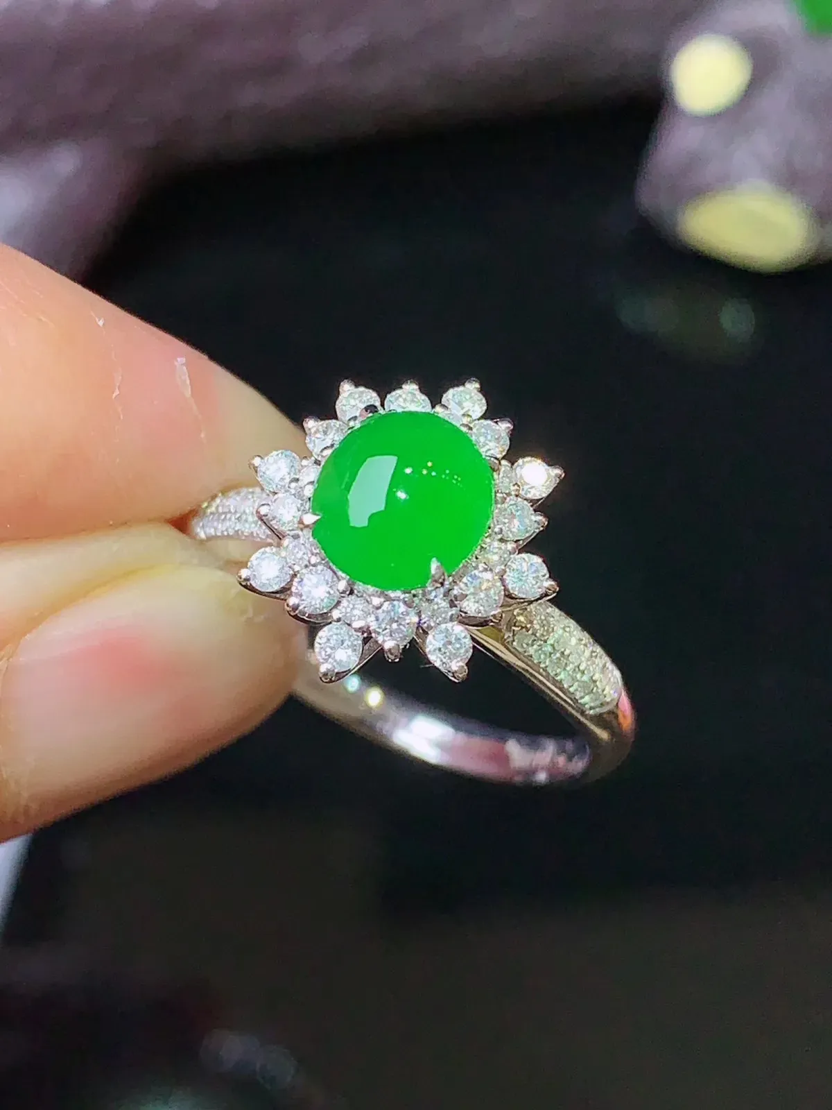 18k金钻镶嵌满绿蛋面戒指 玉质细腻 色泽艳丽 圈13.5 整体尺寸12.7*12*9