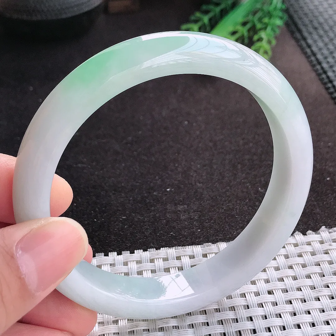 天然A货翡翠62.5/12.3/8.6大圈口老坑精美温润飘绿手镯宽边玉镯