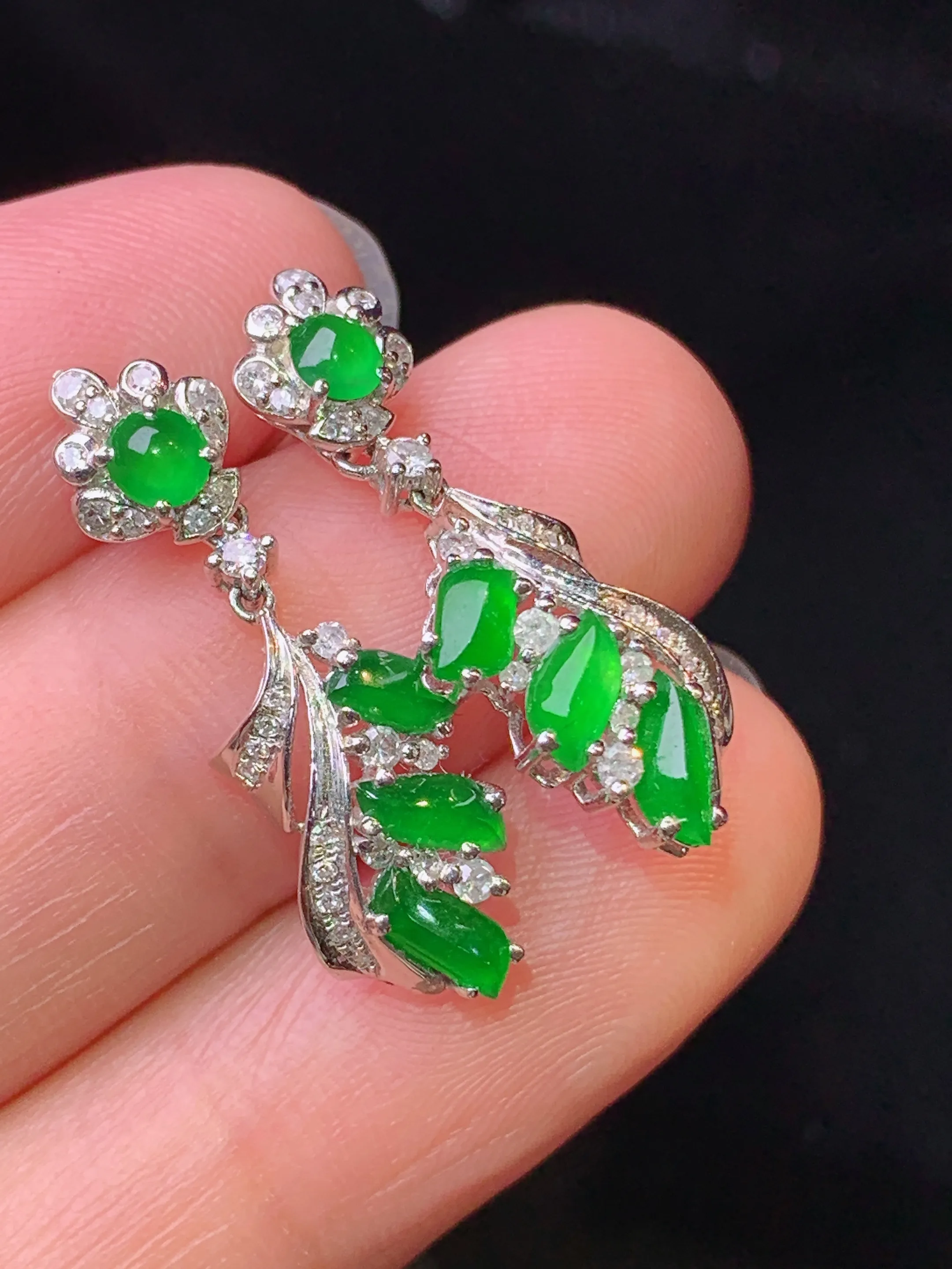 18k金钻镶嵌满绿随形吊坠 玉质细腻 水润亮眼 色泽艳丽 整体尺寸24.5*8.5*3.8