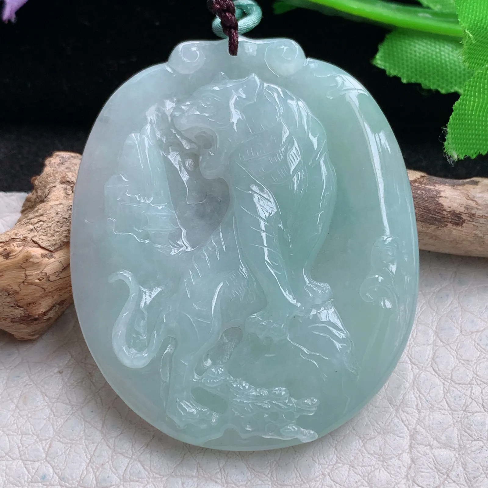 bg实拍49.5*41*5.5缅甸翡翠a货精雕浅绿上山虎 生肖虎玉吊坠 玉挂件