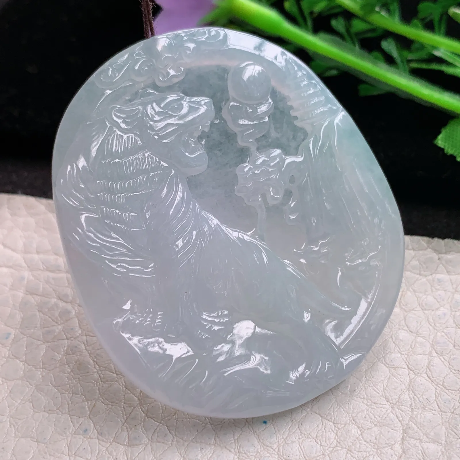 yn实拍54*47*4.8缅甸翡翠a货精雕白月光上山虎 生肖虎玉吊坠 玉挂件