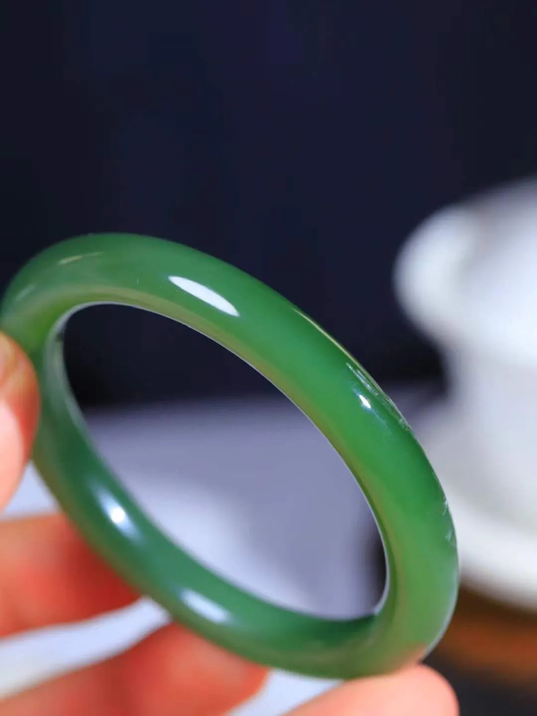 （三生有幸.手镯）

精品和田玉碧玉银杏叶手镯，玉质温润.油性上佳。三生有幸遇到你，始于初见，止于终老。
重35.7克    尺寸54-8.9-8.1mm   FDA-66120200