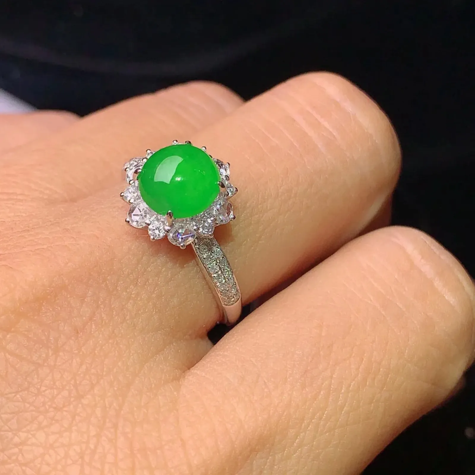 18k金钻镶嵌满绿蛋面戒指 玉质细腻 色泽艳丽  圈口14整体尺寸11.6*11*8.6 裸石7.5*7.2*4