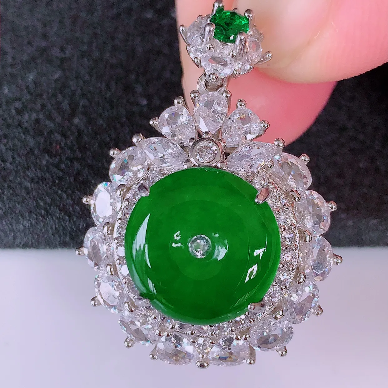 冰透满绿翡翠925银镶嵌平安扣吊坠，自然光实拍，翠色灵动，颜色漂亮，种老水足，品相佳，佩戴佳品！#97.9整体33*24.5*9.5裸石13*13