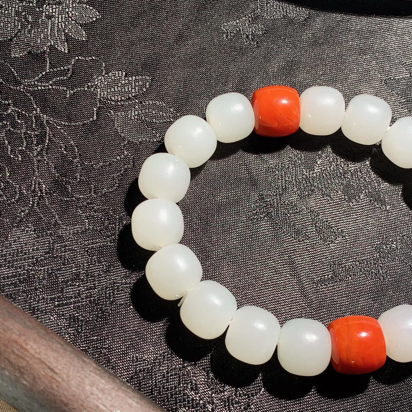 和田玉白玉老型珠手串。单颗尺寸11/12重48克。玉质细腻油润。手推出油。佩戴高端典雅。lt2512