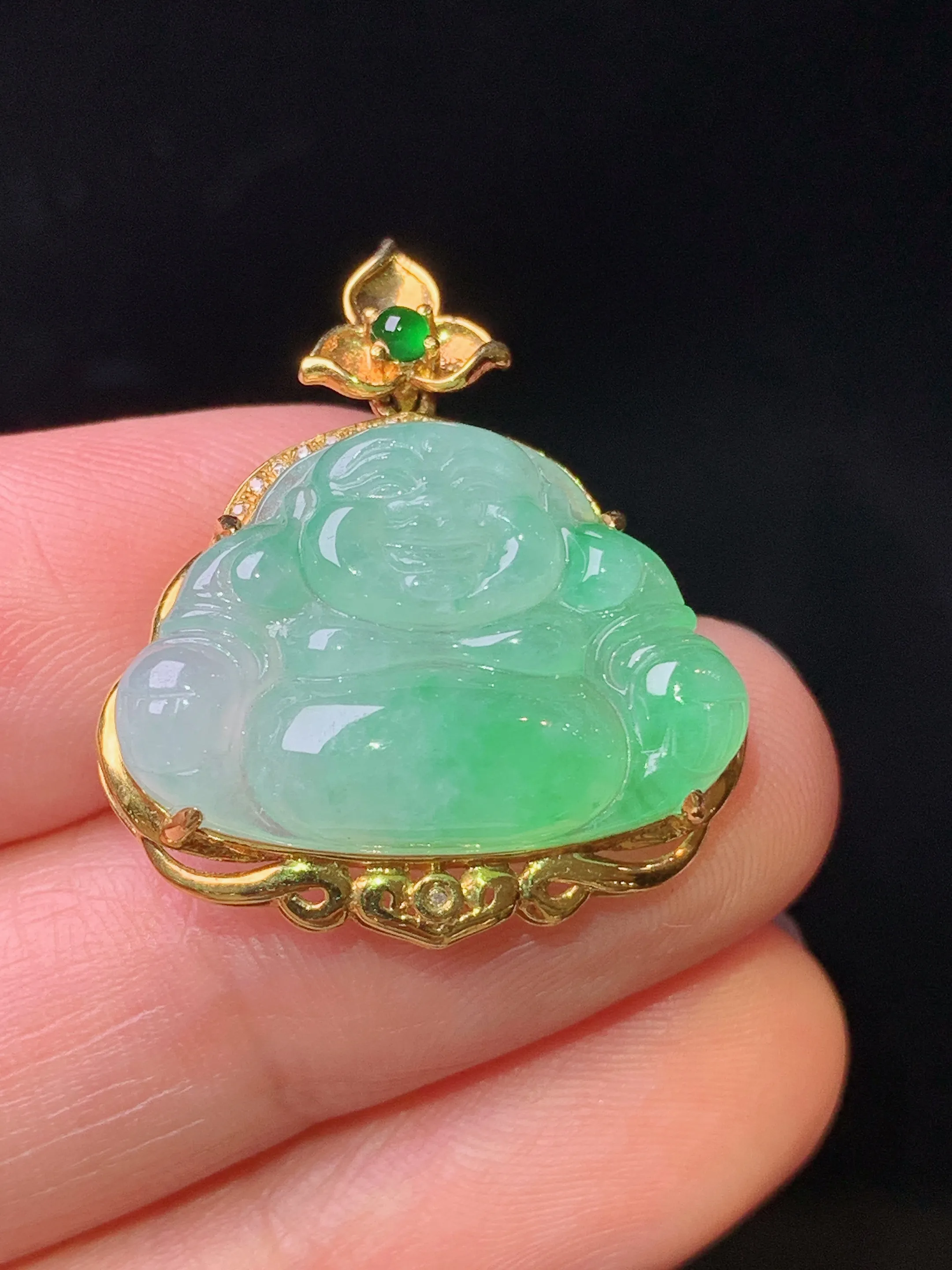 18k金镶嵌翠绿佛公吊坠 玉质细腻 水润亮眼 色泽艳丽 整体尺寸26.2*23*7.3