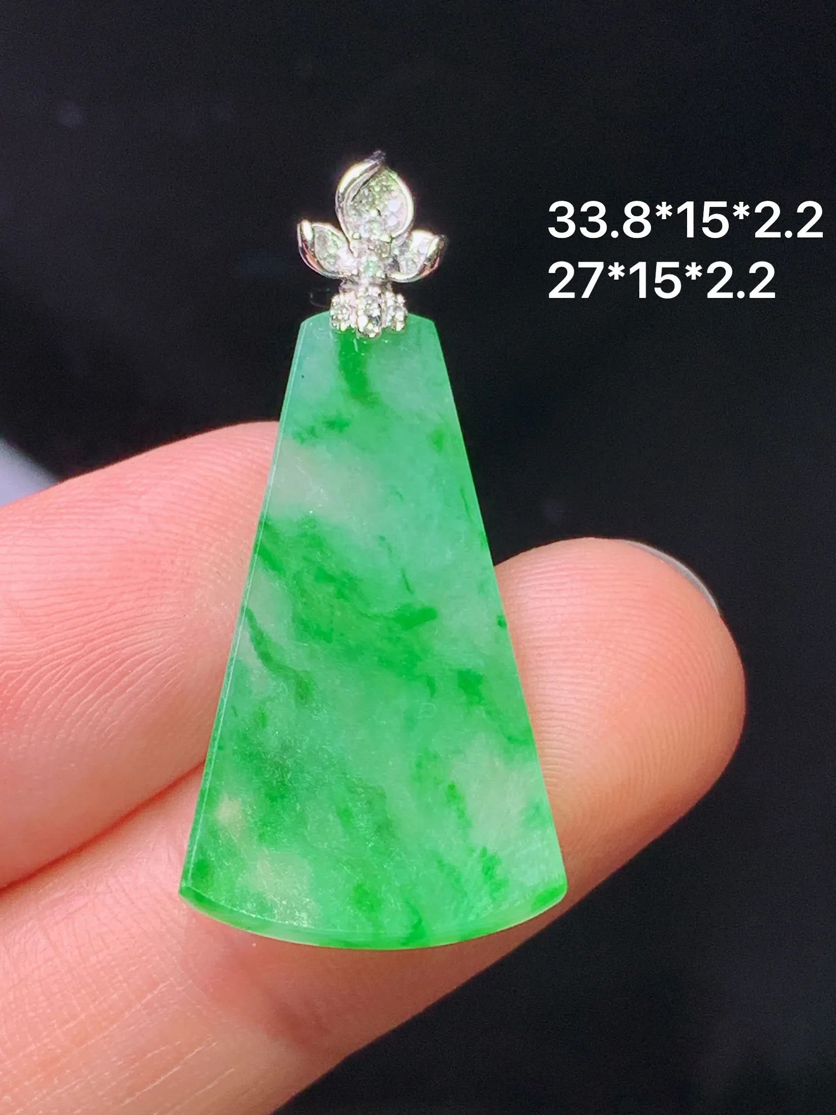 18k金钻镶嵌翠绿无事牌吊坠 玉质细腻 水润亮眼 色泽艳丽 整体尺寸33.8*15*2.2