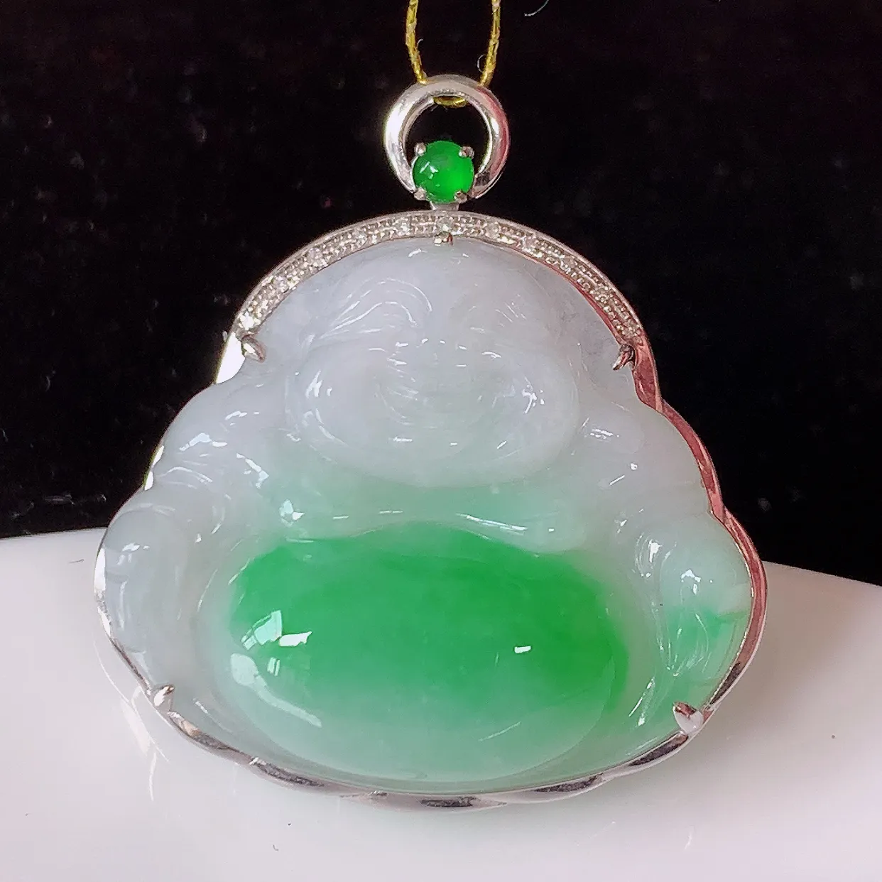 自然光实拍，18K金镶嵌冰润飘绿翡翠佛公吊坠，玉笑佛，饱满，开脸喜庆，配戴优雅迷人！#35.9整体32*29*10裸石27.5*23.5