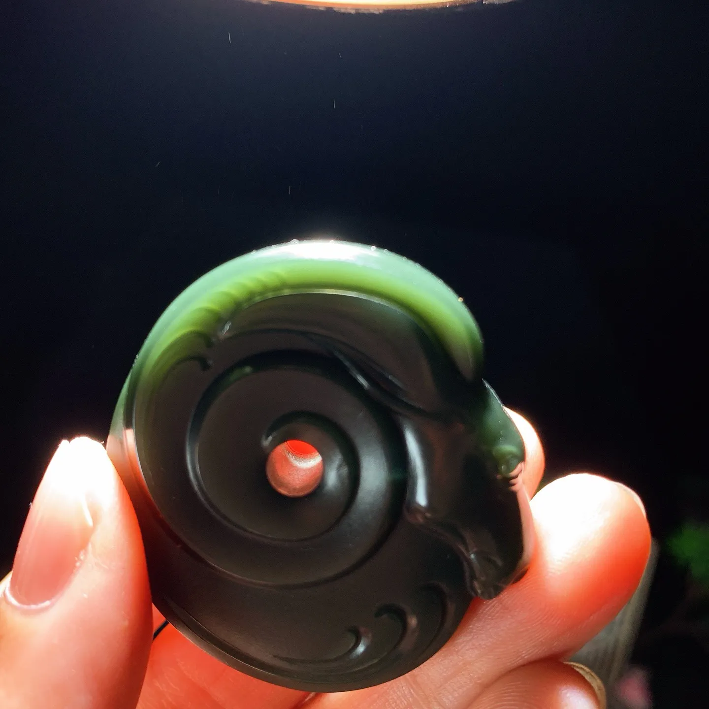 新疆和田玉塔青马到成功挂件。尺寸42/38/13重35.6克。玉质细腻油润。手推出油。佩戴高端典雅。lt251209