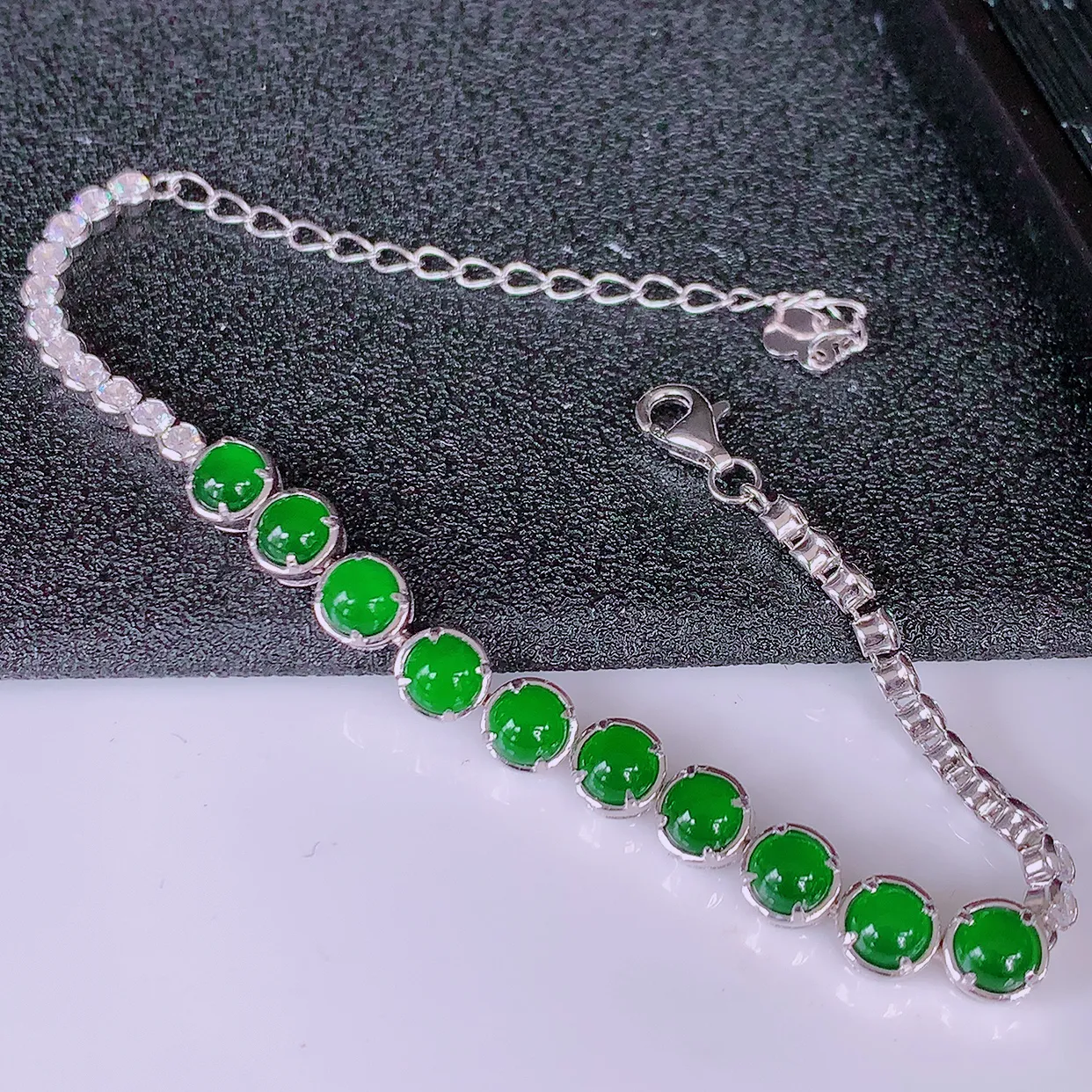 冰透满绿翡翠925银镶嵌手链，自然光实拍，翠色灵动，颜色漂亮，种老水足，品相佳，佩戴佳品！#97.9取一整体5.5*5.5*4.5裸石4.5*4.5