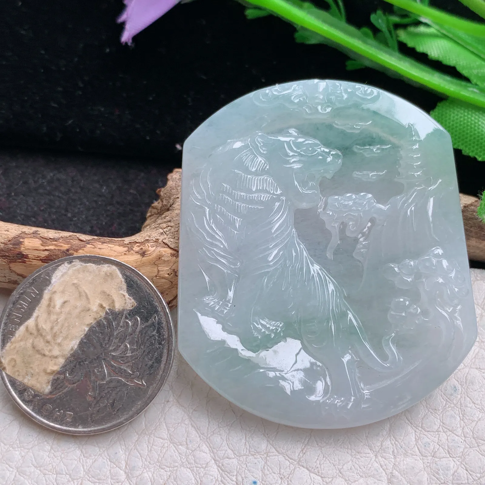 yn实拍50.3*42.8*5.2缅甸翡翠a货精雕飘花上山虎 生肖虎玉吊坠 玉挂件