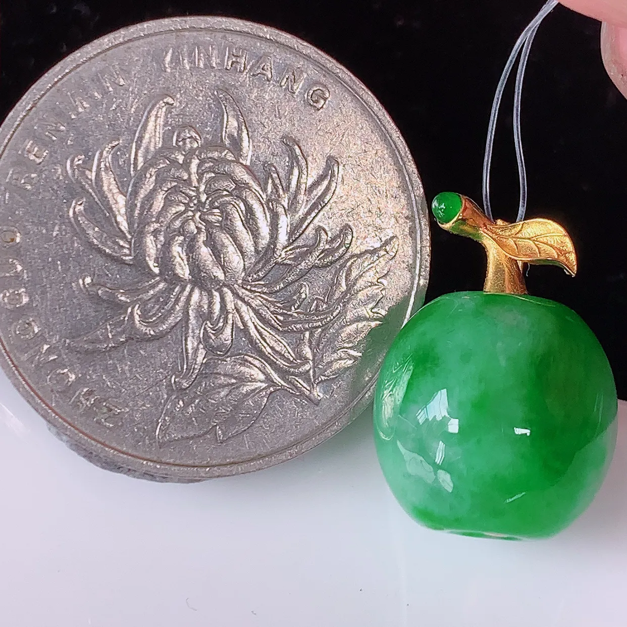 自然光实拍，18K金镶嵌冰润飘绿翡翠路路通吊坠，寓意时来运转、财源滚滚，款式新颖时尚，日常百搭的款！配图银链#49.9整体17.5-12.6裸石12.6*12