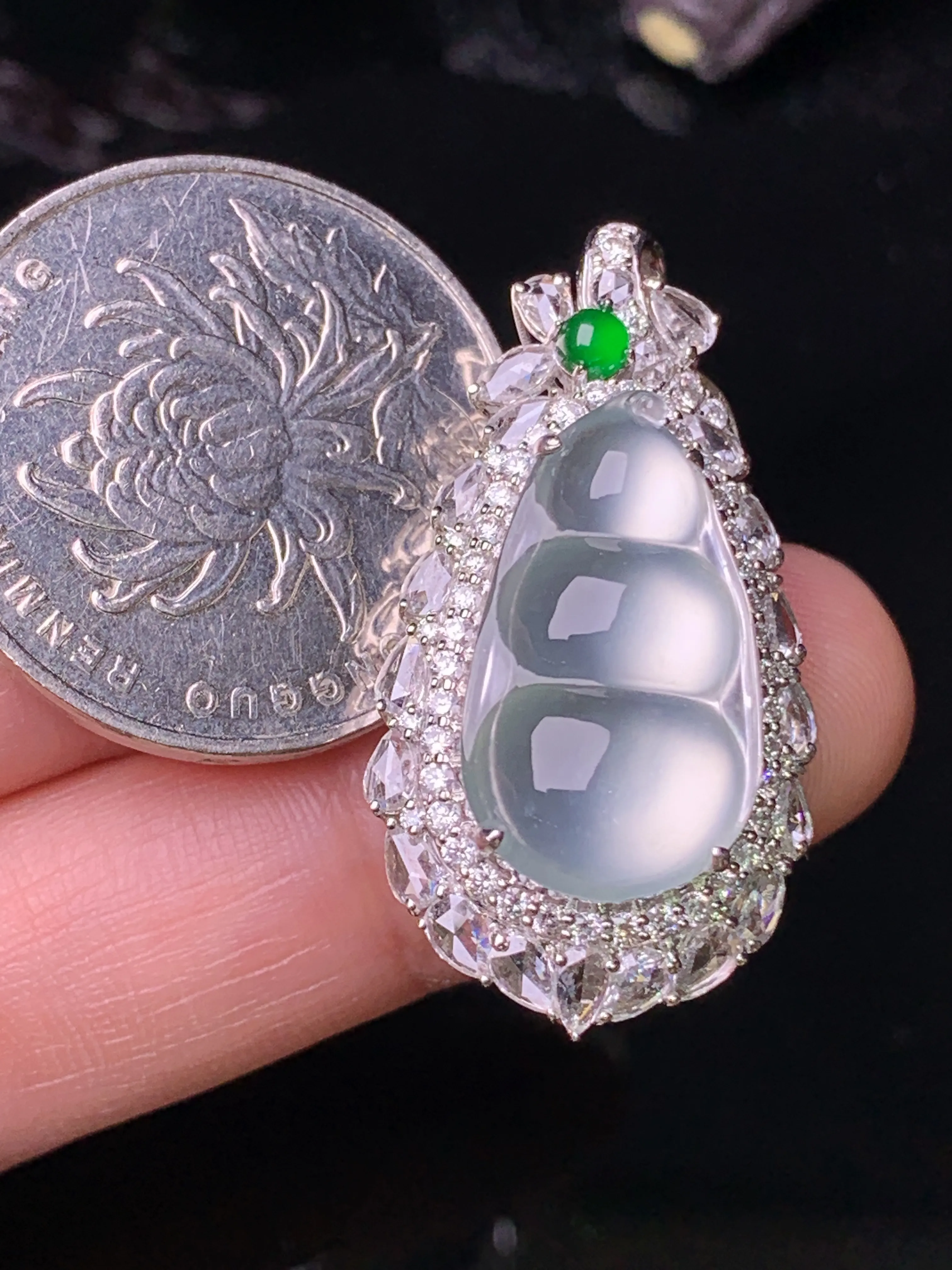 18k金钻镶嵌玻璃种四季豆吊坠 玉质细腻 水润亮眼 色泽艳丽 整体尺寸33*17.6*11.2