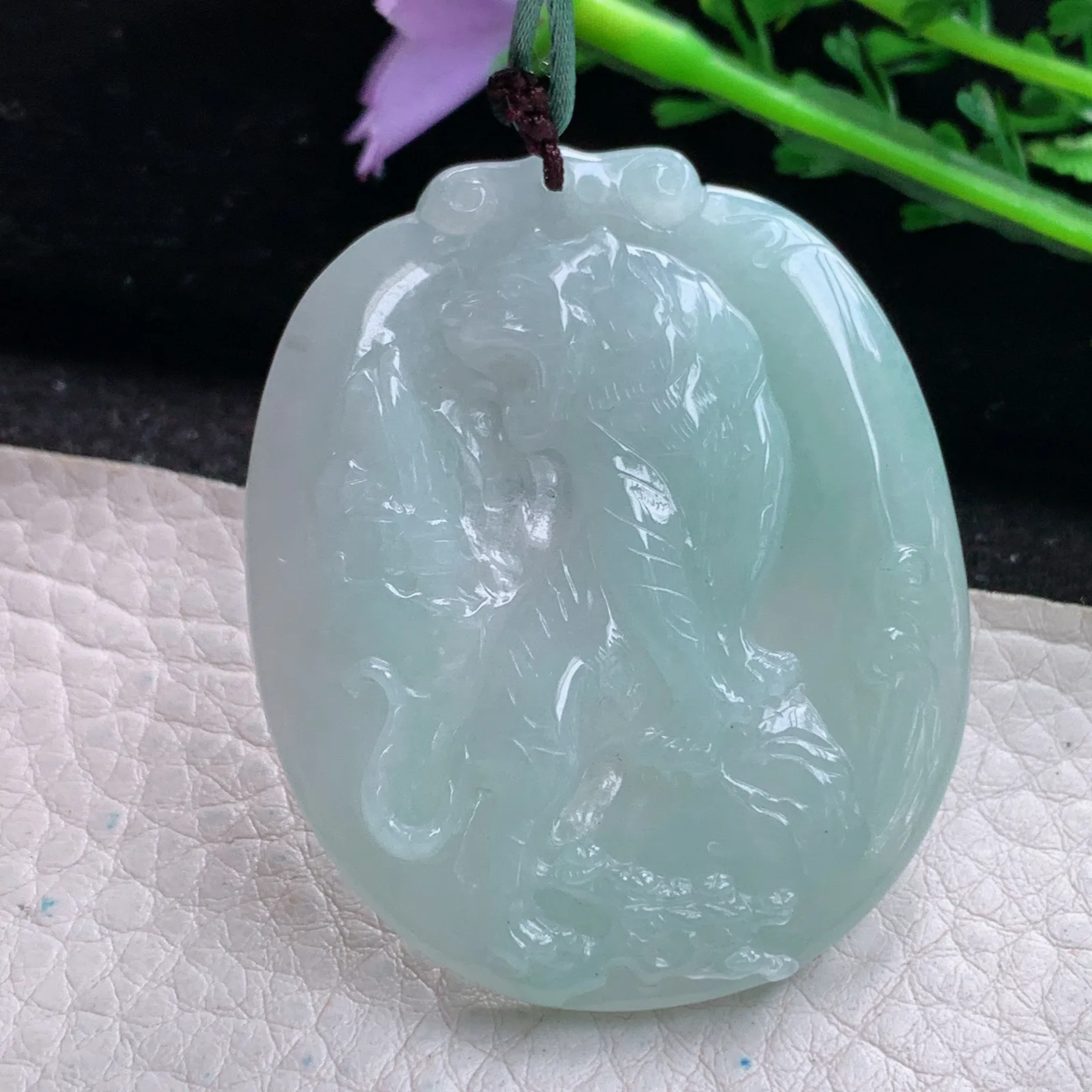 bg实拍49.5*41*5.5缅甸翡翠a货精雕浅绿上山虎 生肖虎玉吊坠 玉挂件