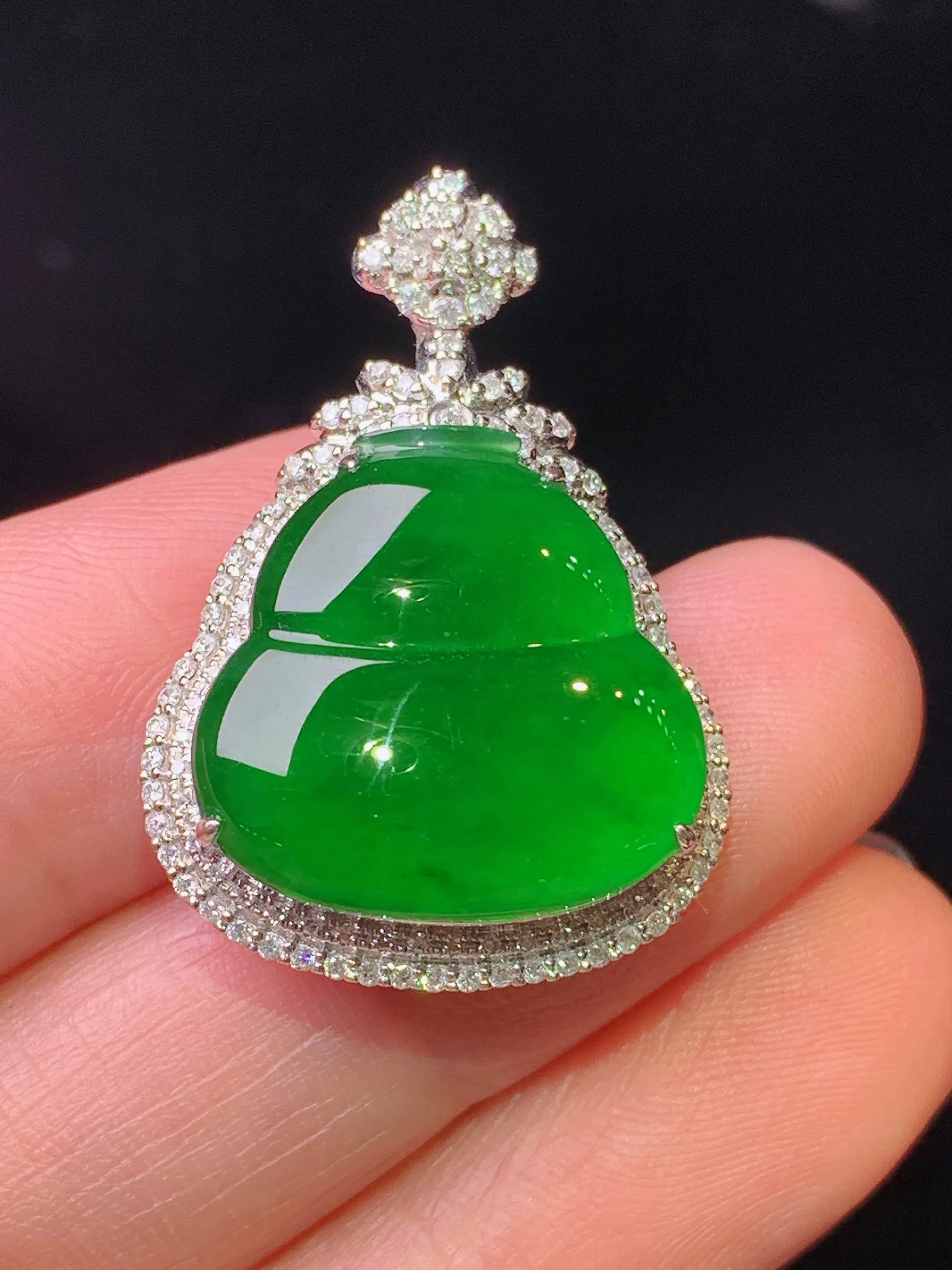 18k金钻镶嵌满绿葫芦吊坠 玉质细腻 水润亮眼 色泽艳丽 整体尺寸30*20.7*8.5