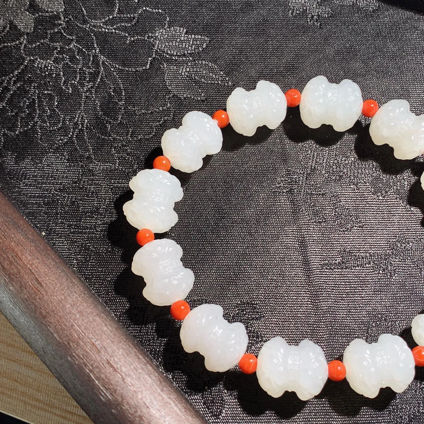 新疆和田玉羊脂白并蒂莲莲花手串。单颗尺寸15/12重40克。玉质细腻油润。手推出油。佩戴高端典雅。lt251209