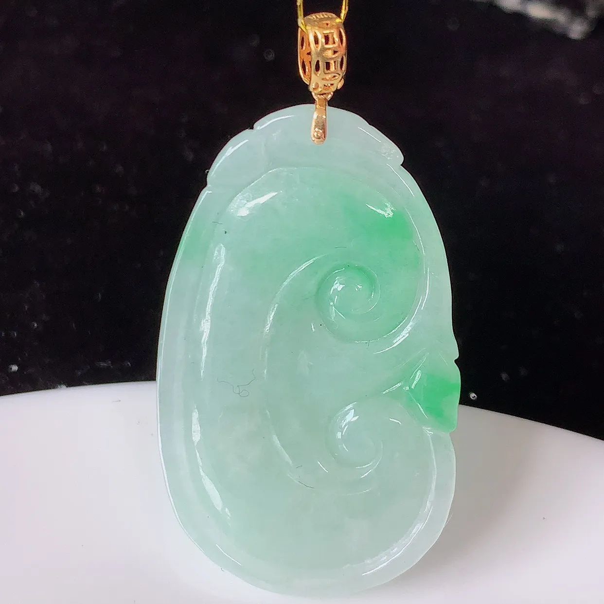 18k金镶嵌飘绿翡翠万事如意吊坠，沁人心脾，精致典雅的设计，为佩戴者，增添色彩，送礼自留都是佳品选择！#35.9