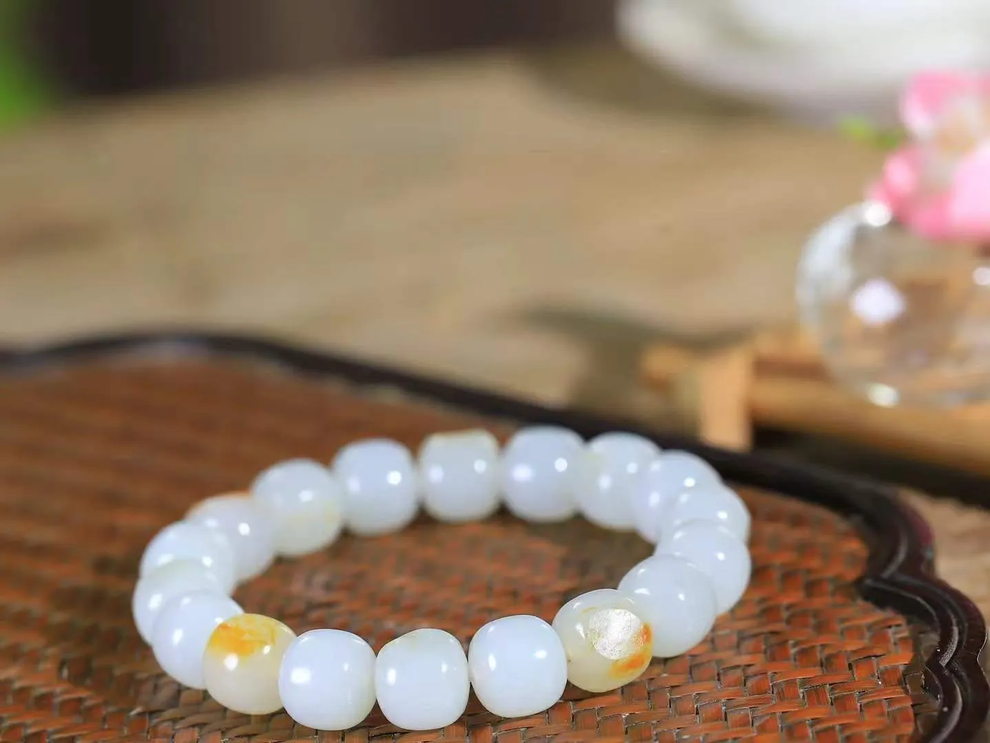 （老型珠.手串）

新疆和田籽料老型珠手串，玉质细腻油润 饱满光滑 质朴无华，悠远简单，人心境界远