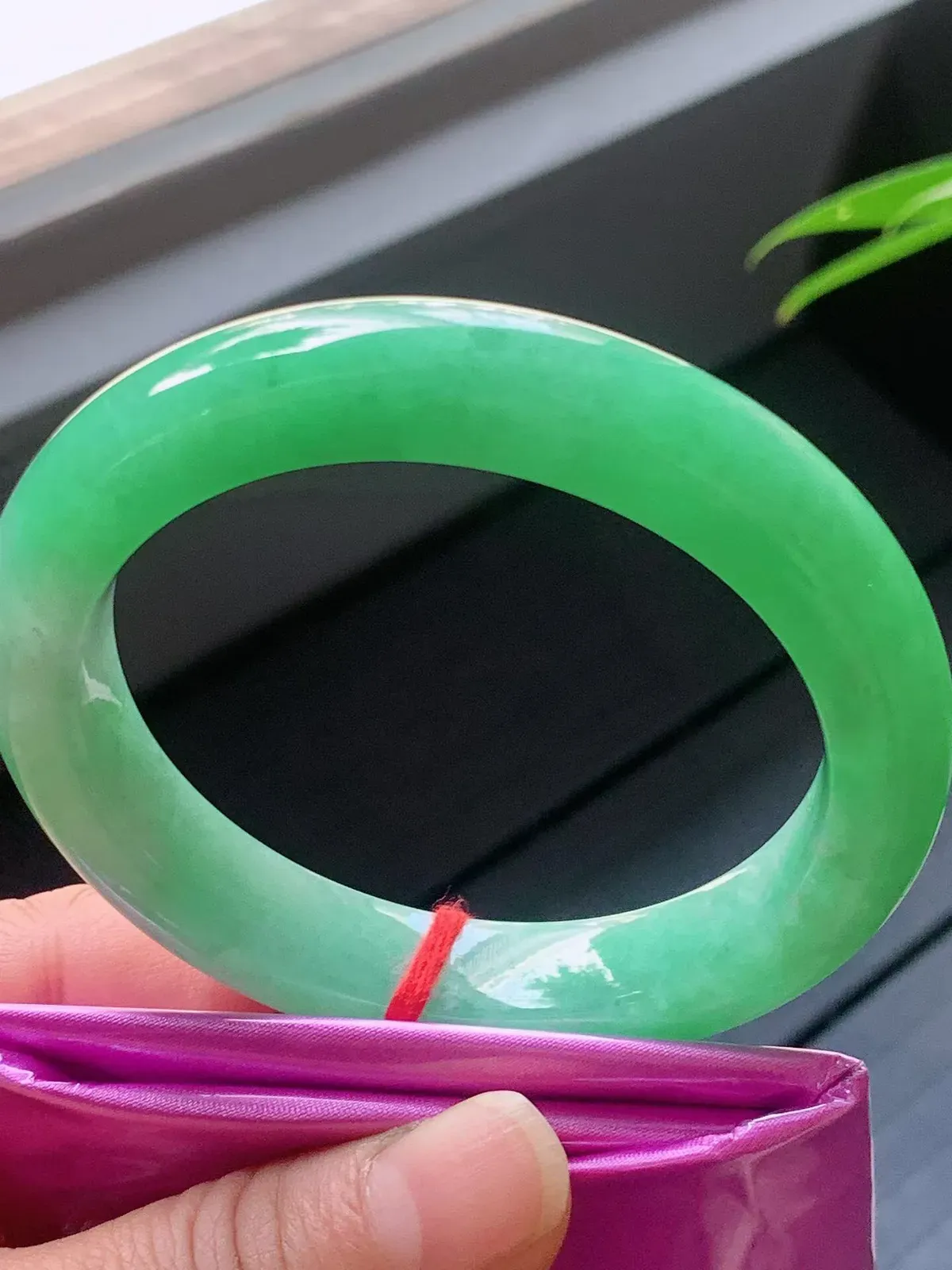 【翡翠名称】老种冰阳绿56.5正圈口手镯
【翡翠尺寸】56.5/11.7/9.8mm适合55.5-58正圈口佩戴
【翡翠描述】宝贝种老水足，玉质细腻，色泽靓丽，性价比高，佩戴效果好！
【其它赠送】权威证书/精美挂绳盒子/支持全国复检