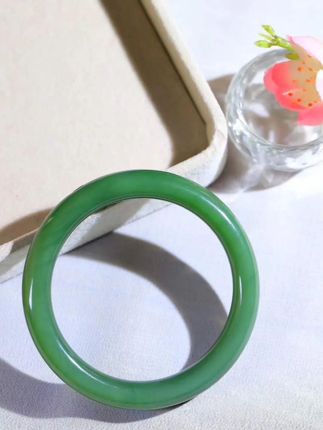 （三生有幸.手镯）

精品和田玉碧玉银杏叶手镯，玉质温润.油性上佳。三生有幸遇到你，始于初见，止于终老。
重35.7克    尺寸54-8.9-8.1mm   FDA-66120200