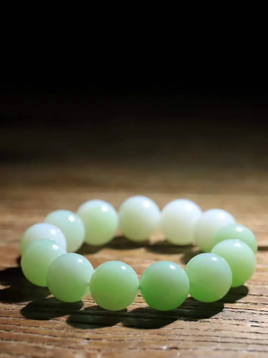 【珠圆玉润.手串】

典藏级臻品️和田玉翠青珠圆玉润手串 玉质温润细腻  整串打磨圆润，佩戴舒适。珠珠落玉盘，间关莺语花底滑，一生美好时光，无论身在何处，都有它相伴相守。事事顺遂，幸福美满，吉祥如意。重116克 尺寸取一18mm  FDA-22120233