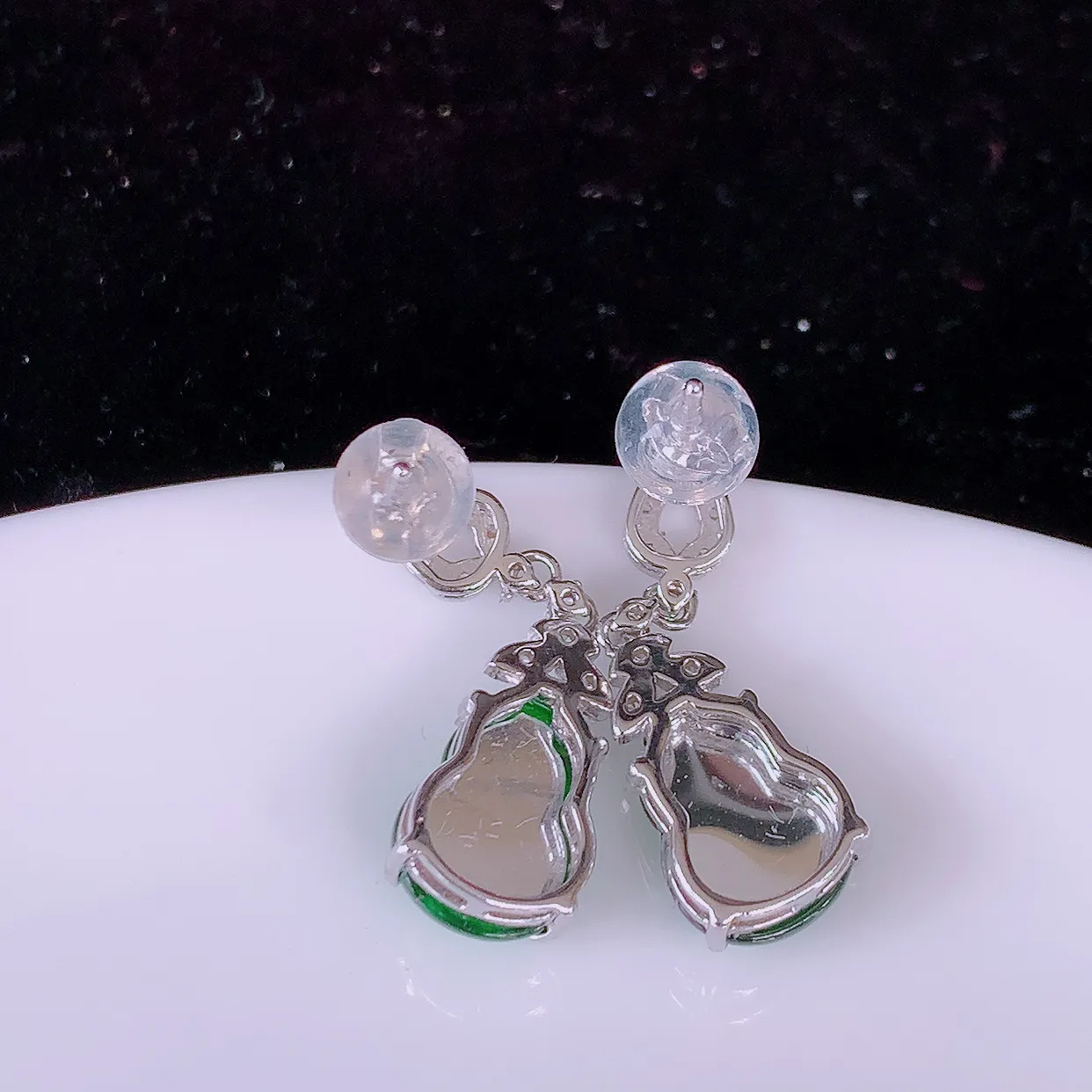 冰透满绿翡翠925银镶嵌葫芦耳坠，自然光实拍，翠色灵动，颜色漂亮，种老水足，品相佳，佩戴佳品！#97.9整体23*8*5裸石9.5*8