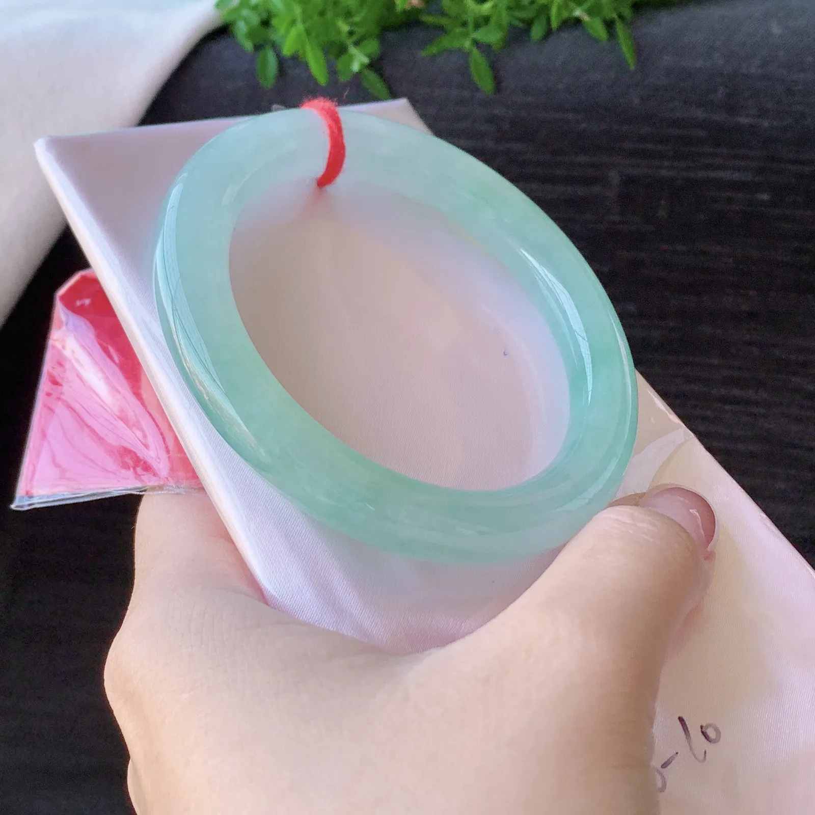 56圈口冰晴水圆条手镯，底色漂亮，冰清玉洁，卡56-10-10