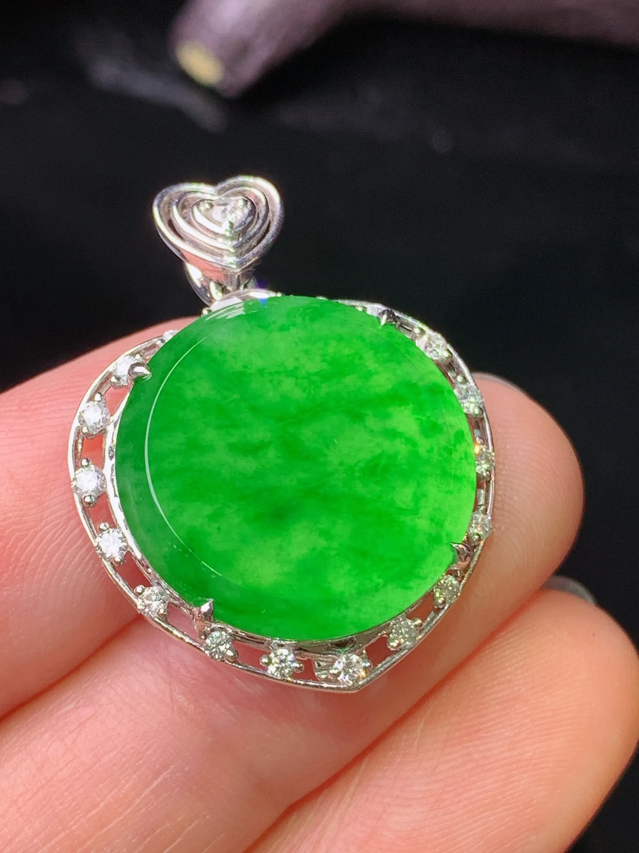 18k金钻镶嵌满绿圆牌吊坠 玉质细腻 水润亮眼 色泽艳丽 整体尺寸28.2*21.5*6.6