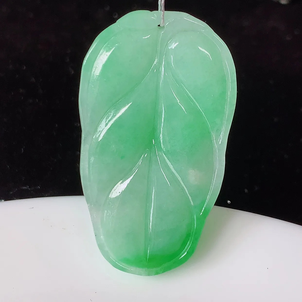 自然光实拍，冰润飘绿翡翠叶子吊坠 ，种水足，色泽清新，工艺精湛，叶子寓意美好；金枝玉叶，事业有成。#35.9