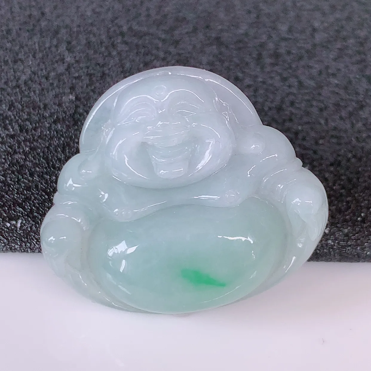 自然光实拍，冰润飘绿翡翠佛公吊坠，开心笑佛，种老水足，颜色漂亮，立体饱满圆润，佩戴效果赞#57.9