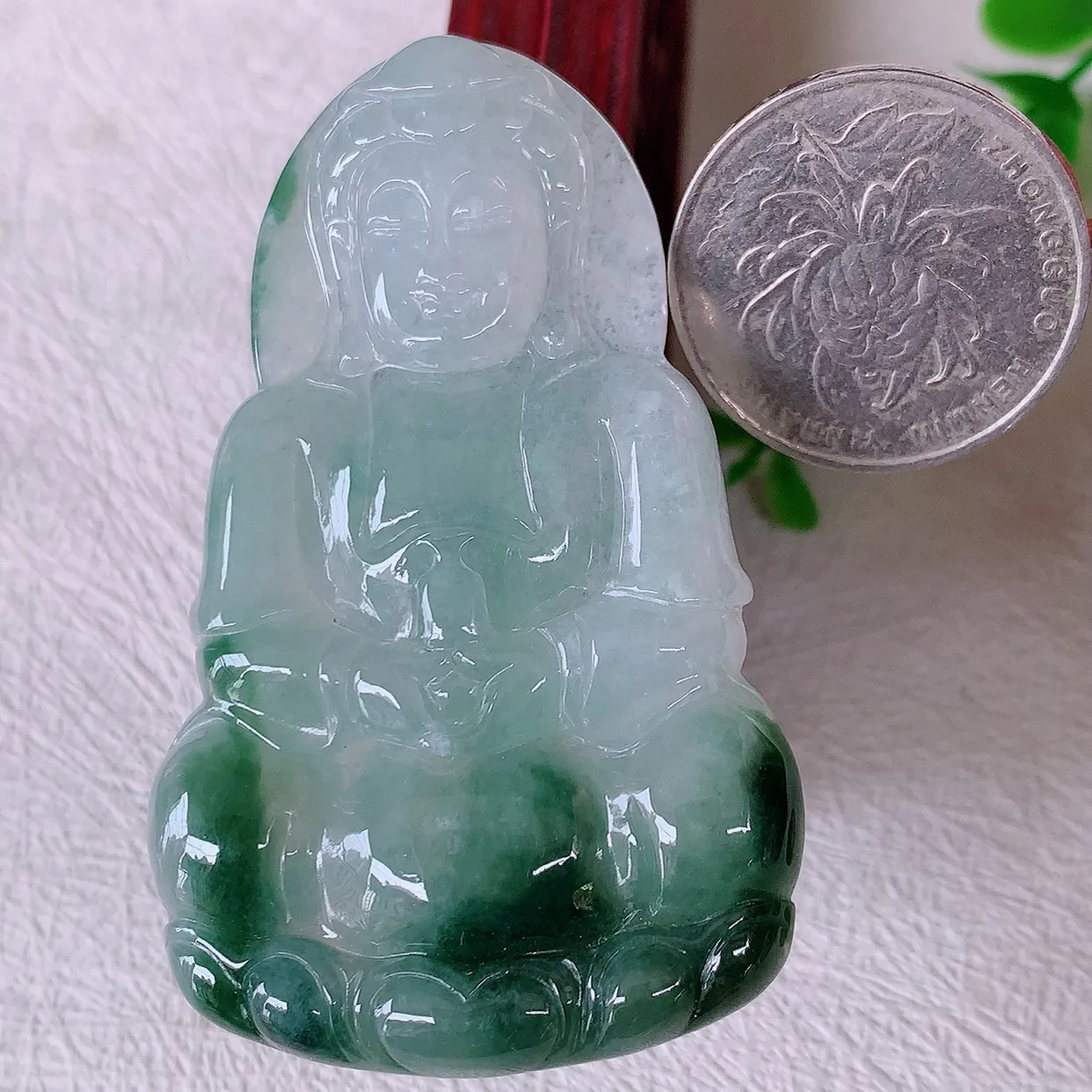 自然光实拍，大件冰飘花翡翠观音菩萨吊坠，赐福观音，玉润通透，慈祥端庄！#46.9