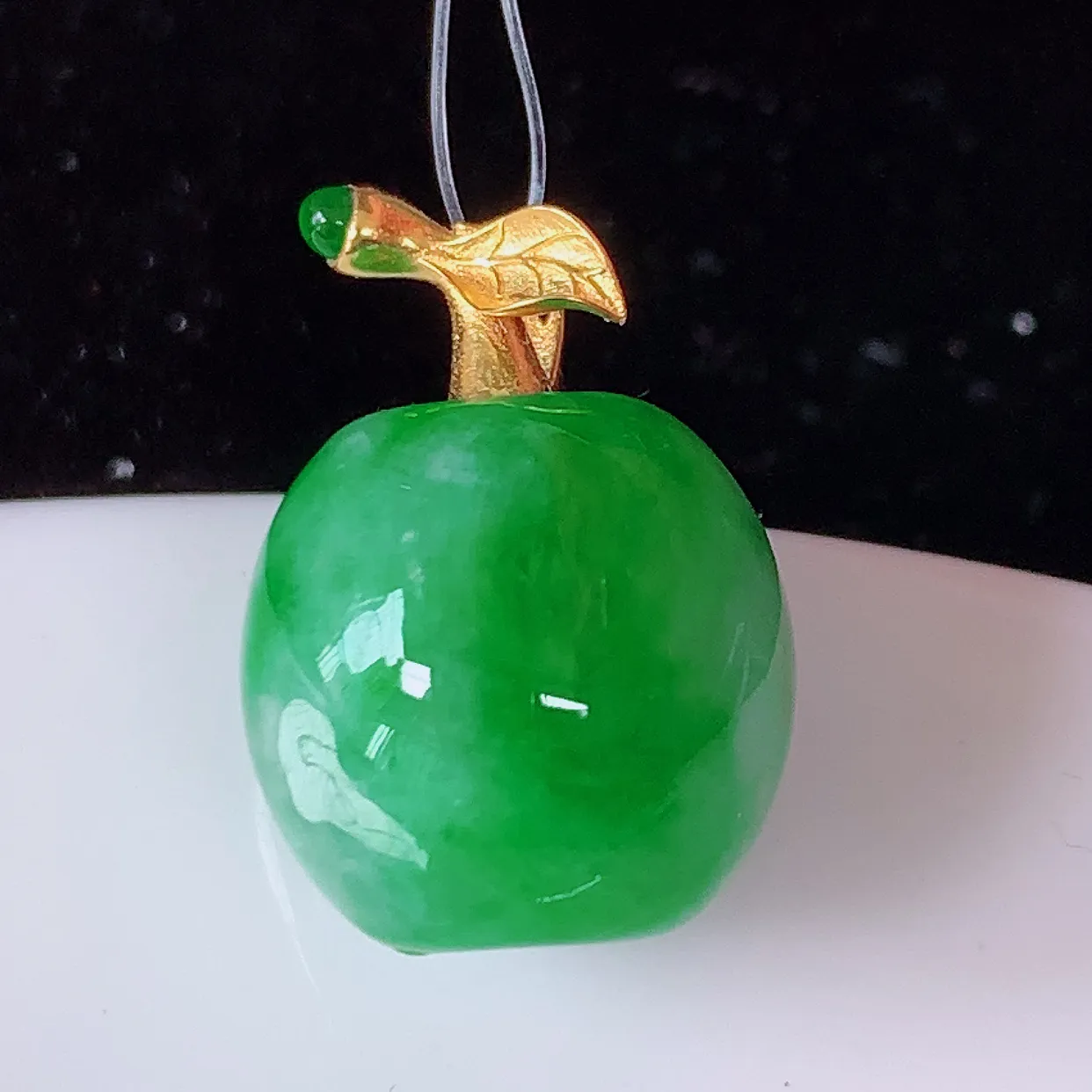 自然光实拍，18K金镶嵌冰润飘绿翡翠路路通吊坠，寓意时来运转、财源滚滚，款式新颖时尚，日常百搭的款！配图银链#49.9整体17.5-12.6裸石12.6*12