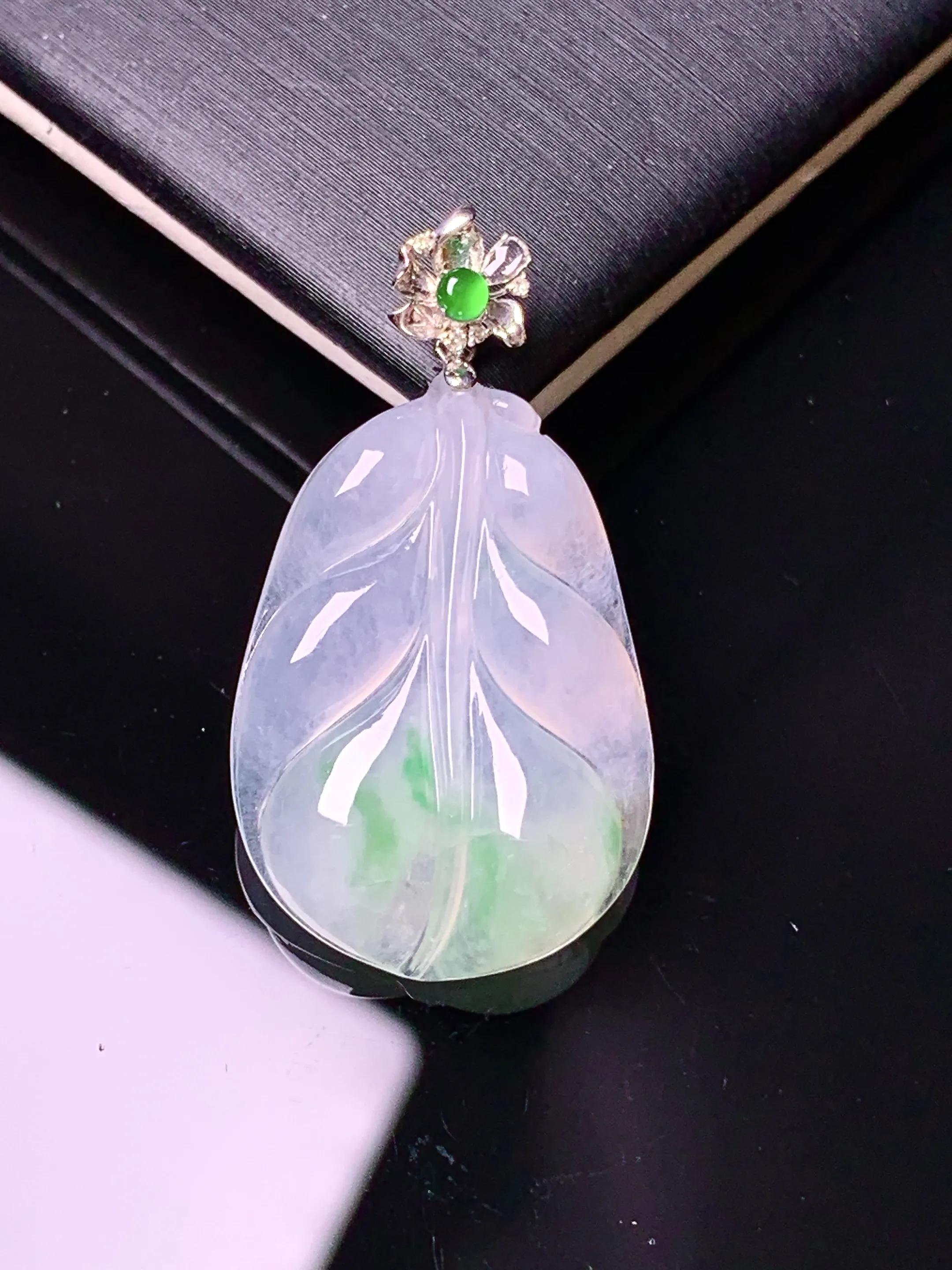 18k金镶嵌飘绿树叶吊坠 玉质细腻 水润亮眼 色泽艳丽 整体尺寸31.6*17.2*4.6