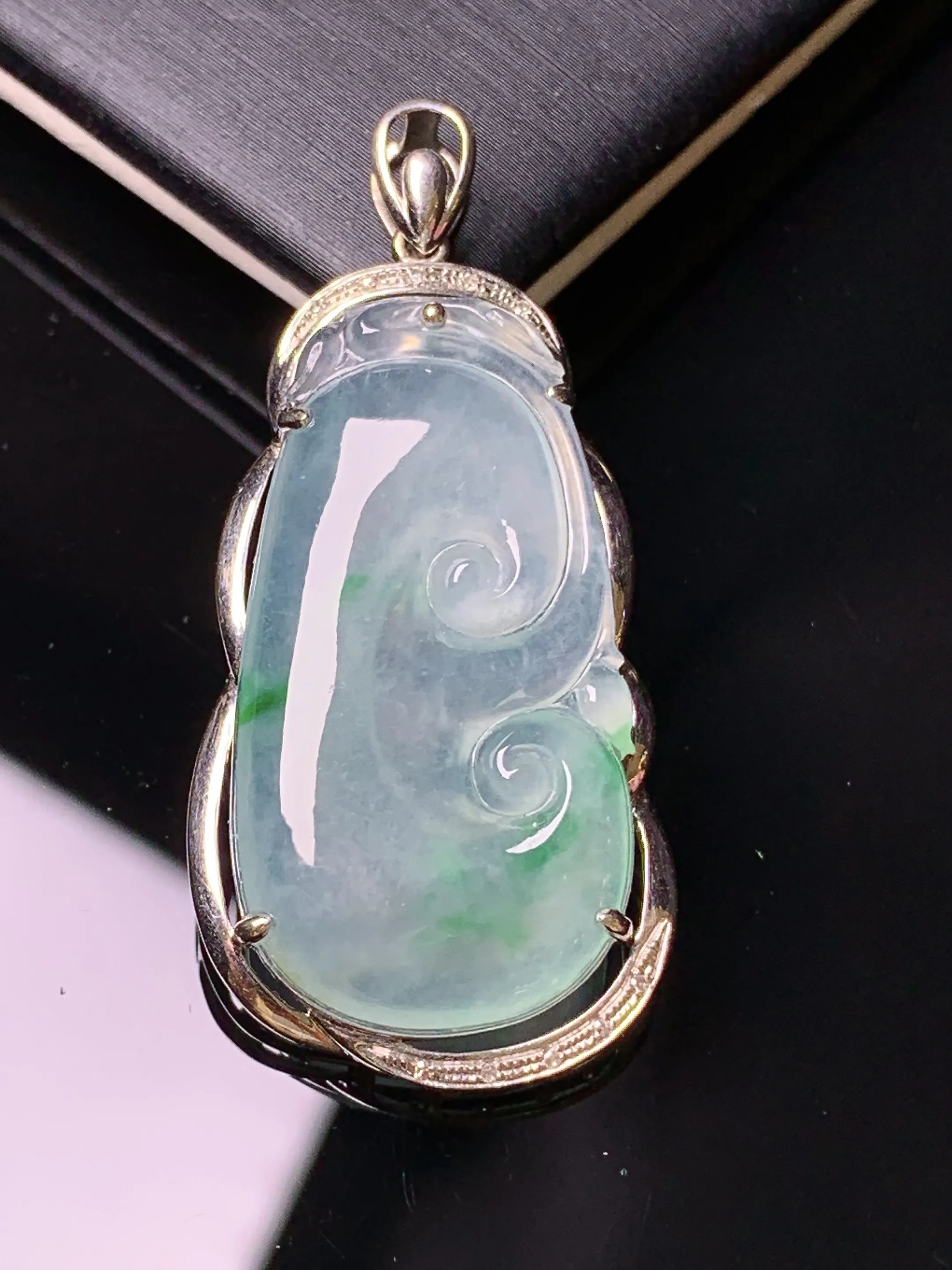 18k金钻镶嵌冰种如意吊坠 玉质细腻 水润亮眼 色泽艳丽 整体尺寸40*18.8*6.3