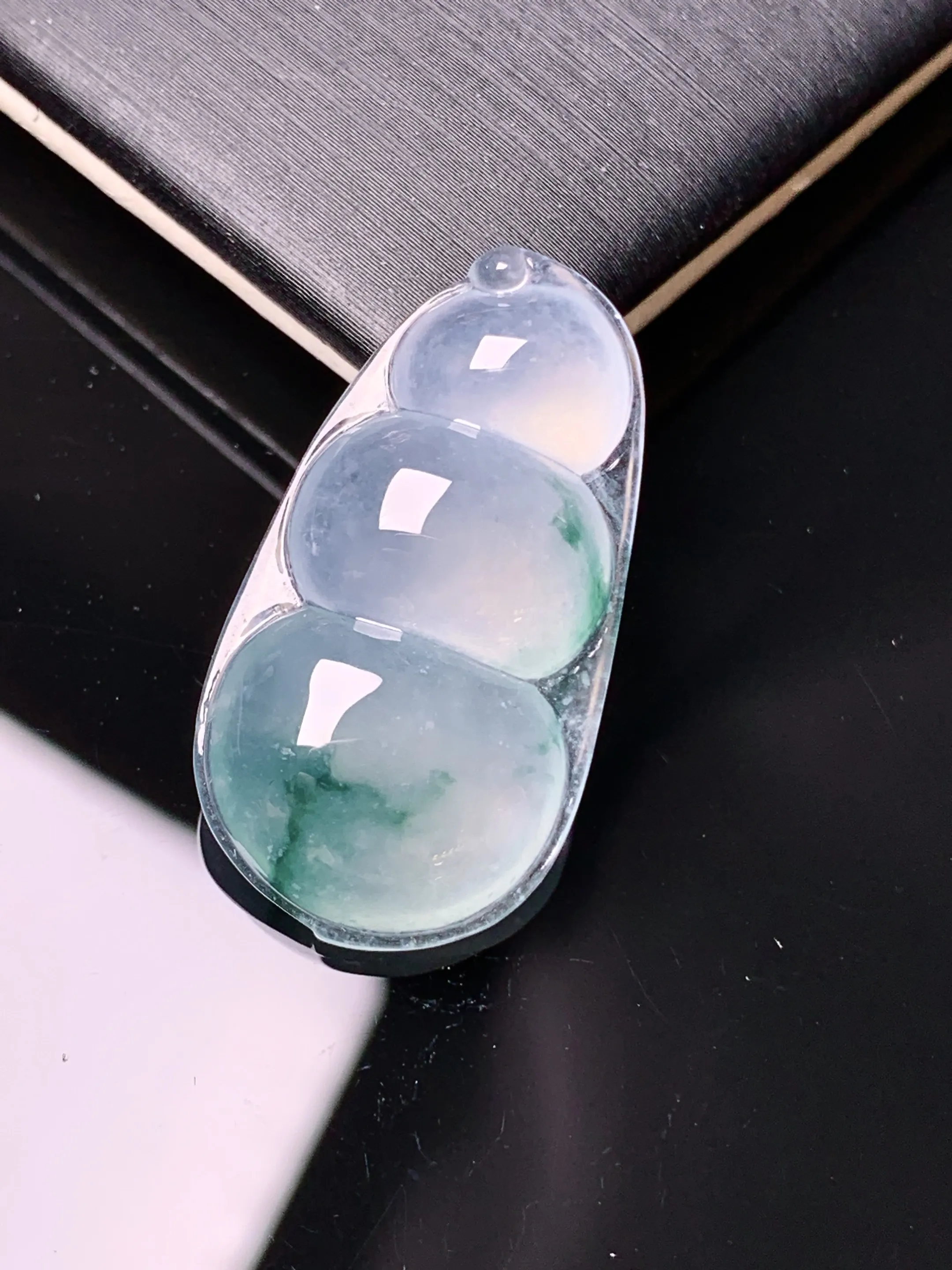 冰种飘绿四季豆吊坠 玉质细腻 水润亮眼 色泽艳丽 整体尺寸29.3*16*5.8