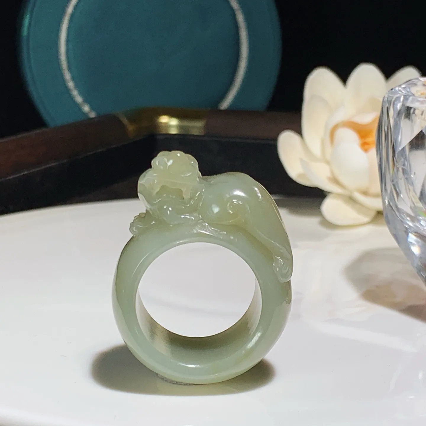 新疆和田玉且末糖招财进宝貔貅扳指。内径23尺寸44/33/18重25.5克。玉质细腻油润。手推出油。