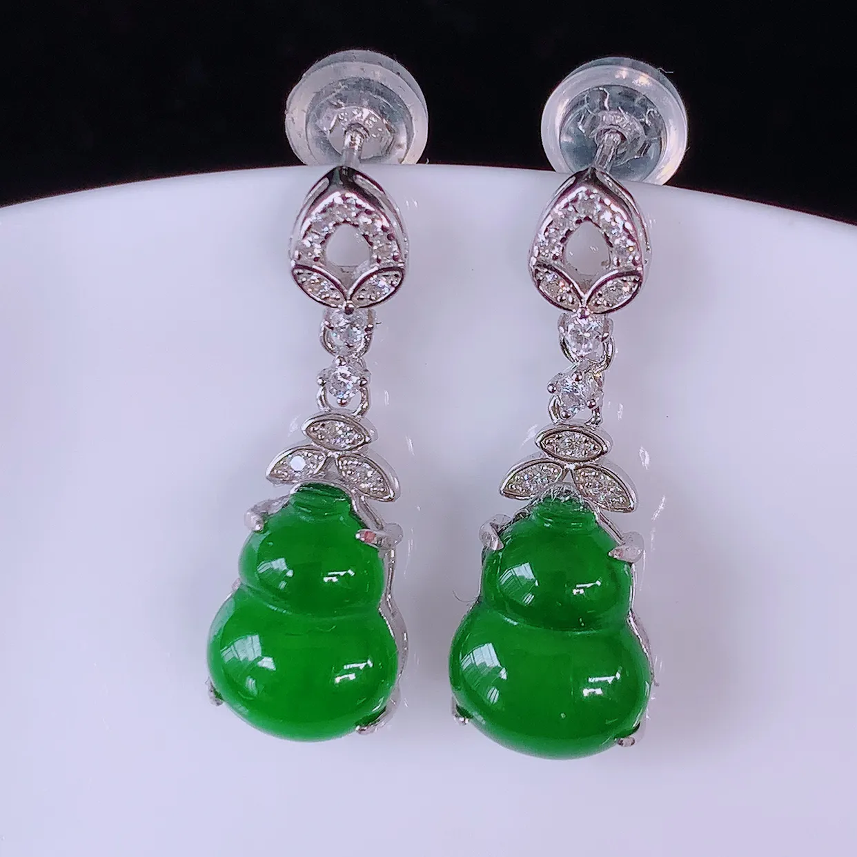 冰透满绿翡翠925银镶嵌葫芦耳坠，自然光实拍，翠色灵动，颜色漂亮，种老水足，品相佳，佩戴佳品！#97