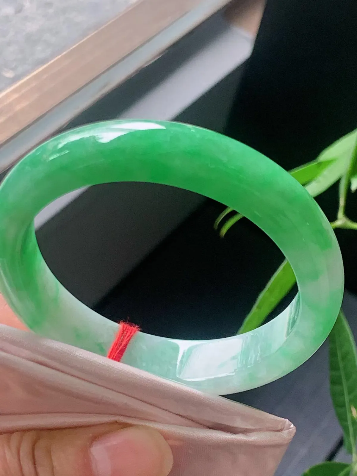 【翡翠名称】老种冰飘阳绿54.7正圈口手镯
【翡翠尺寸】54.7/12.7/8.5mm适合53.5-56正圈口佩戴
【翡翠描述】宝贝种老水足，玉质细腻，色泽靓丽，性价比高，佩戴效果好！
【其它赠送】权威证书/精美挂绳盒子/支持全国复检