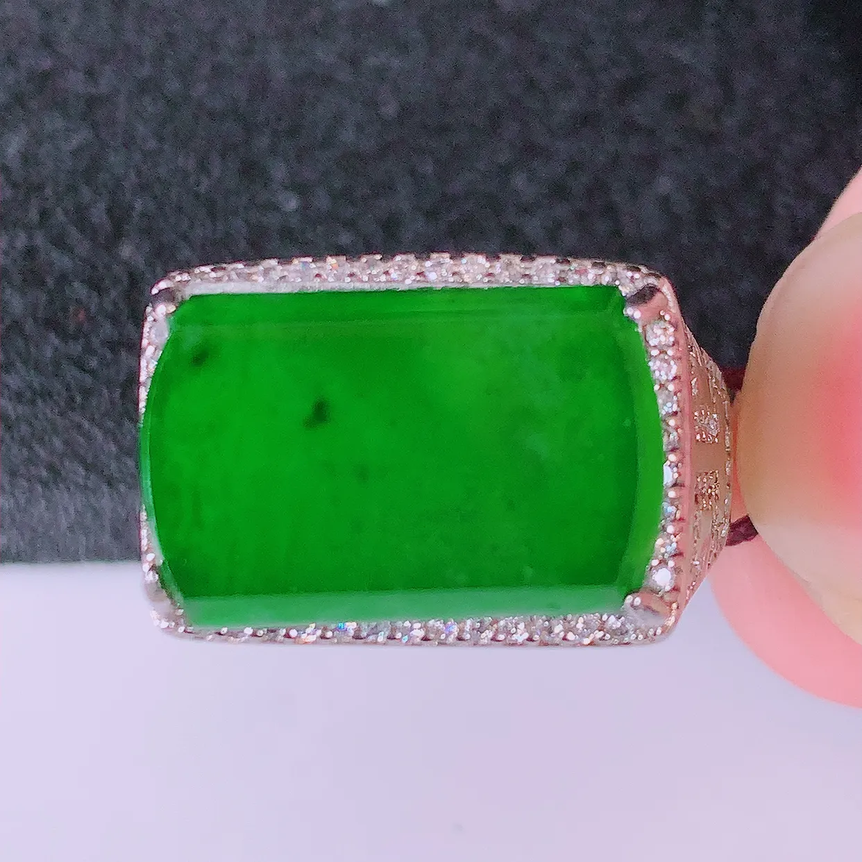 冰透满绿翡翠925银镶嵌马鞍戒面，自然光实拍，翠色灵动，颜色漂亮，种老水足，品相佳，佩戴佳品！#97.9（圈口可调大小）整体26.5*18.5*5.5裸石16.8*10.8