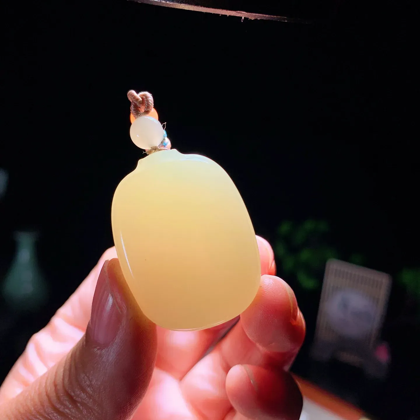 新疆和田玉若羌黄口料平安无事牌挂件。尺寸33/25/12重23.7克。玉质细腻油润。手推出油。佩戴高端典雅。lt251209