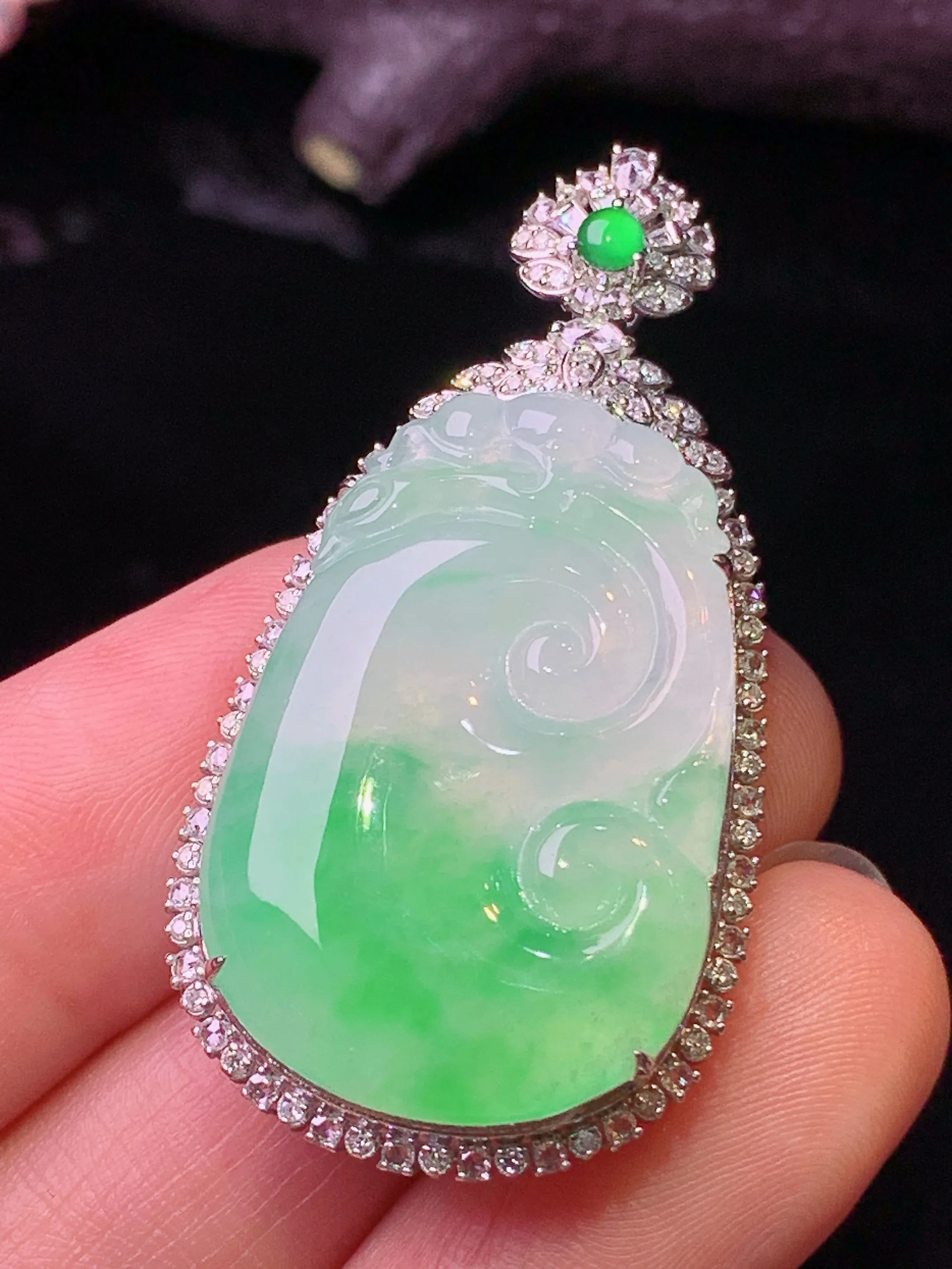 18k金钻镶嵌飘绿如意吊坠 玉质细腻 水润亮眼 色泽艳丽 整体尺寸43.5*22.7*10