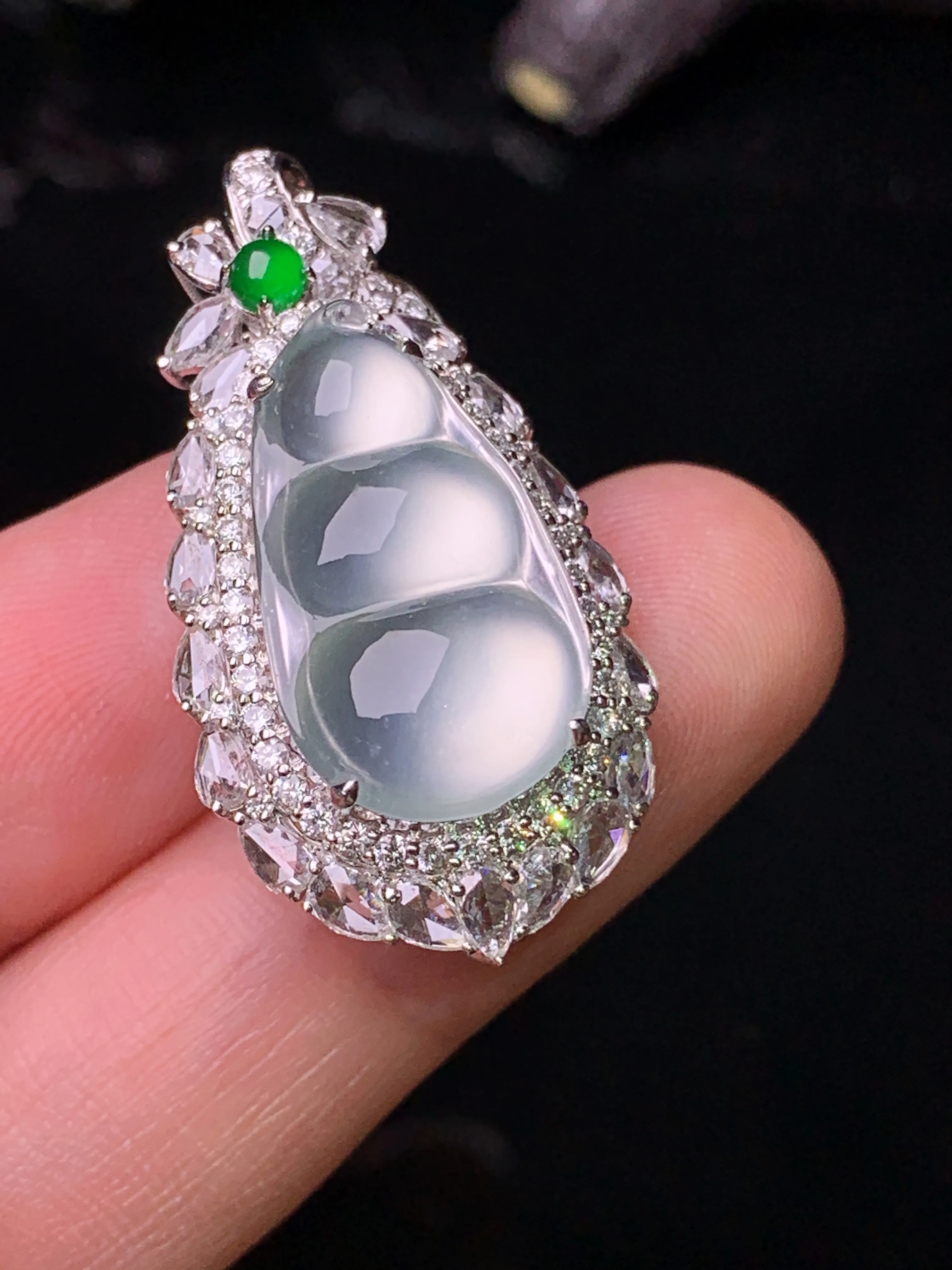 18k金钻镶嵌玻璃种四季豆吊坠 玉质细腻 水润亮眼 色泽艳丽 整体尺寸33*17.6*11.2