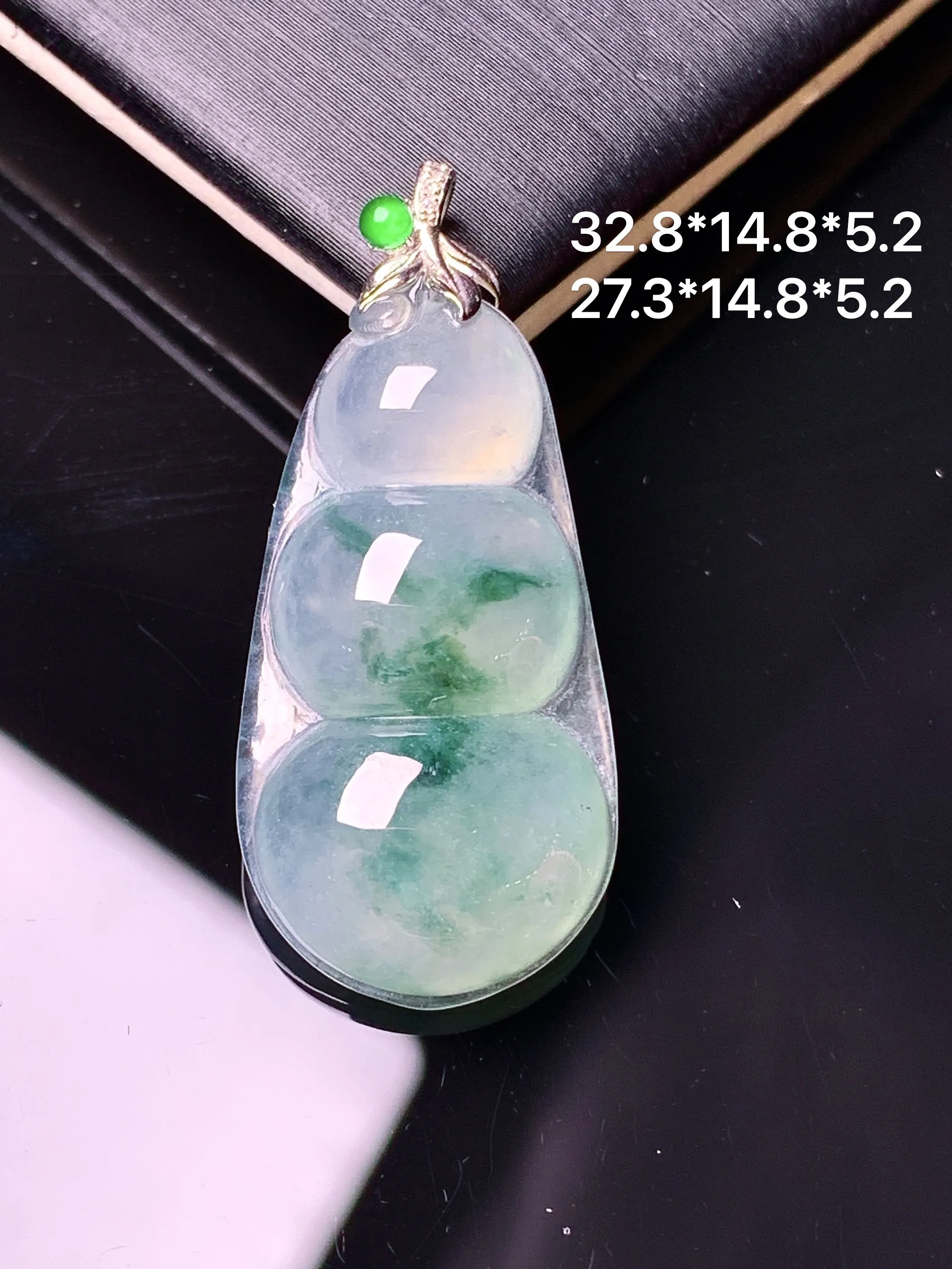 18k金镶嵌飘绿四季豆吊坠 玉质细腻 水润亮眼 色泽艳丽 整体尺寸32.8*14.8*5.2