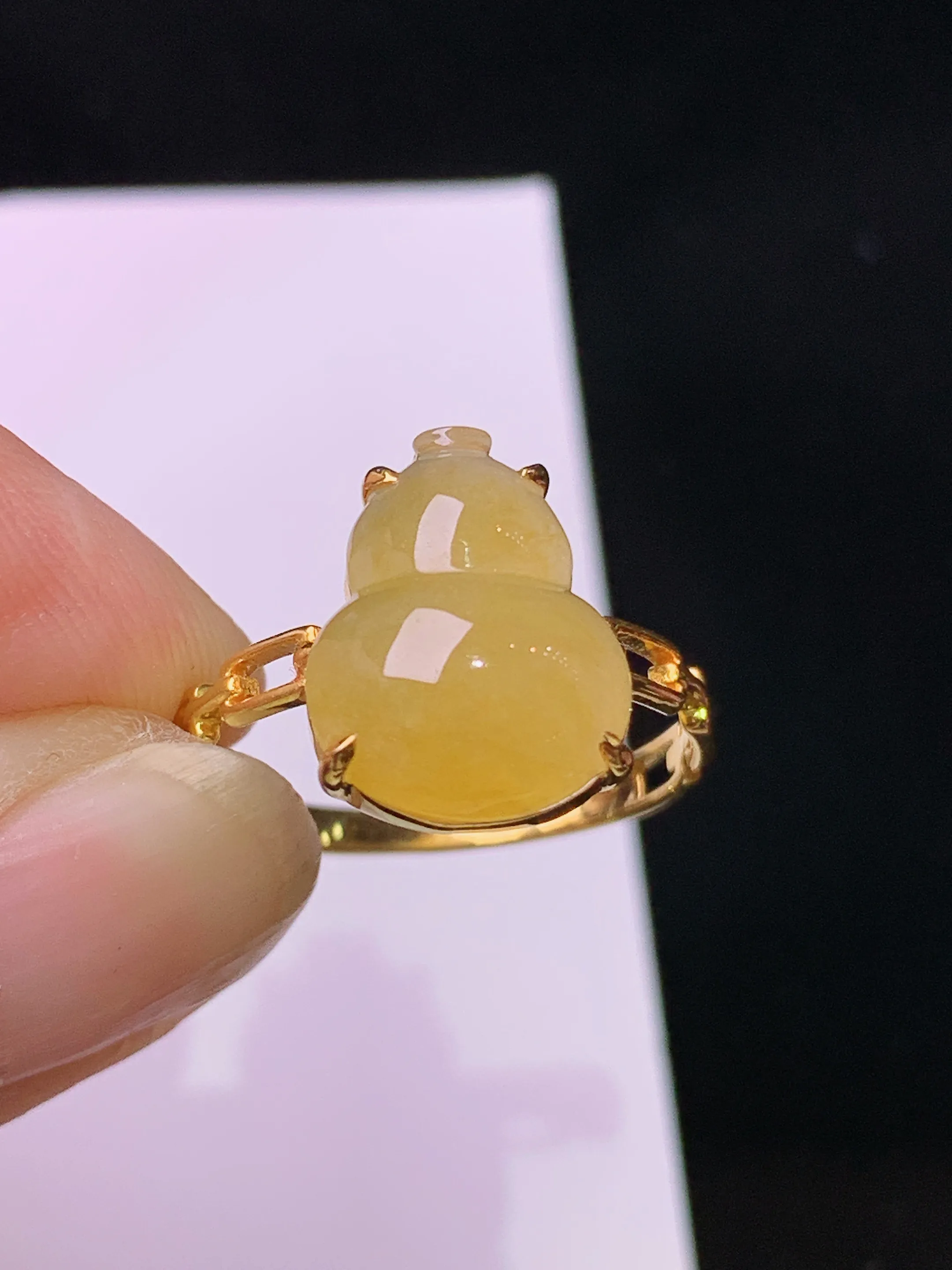 18k金钻镶嵌黄翡葫芦戒指 玉质细腻 水润亮眼 色泽艳丽 圈口13 整体尺寸12.6*9.8*4.5