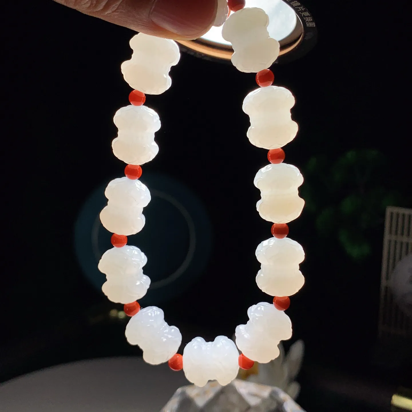 新疆和田玉羊脂白并蒂莲莲花手串。单颗尺寸15/12重40克。玉质细腻油润。手推出油。佩戴高端典雅。lt251209