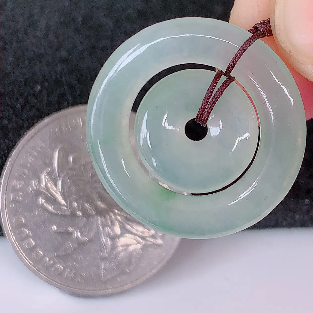 自然光实拍，冰种飘花翡翠平安母子扣吊坠，翠色灵动，种老水足，寓意好，品相佳，佩戴佳品！#57.9