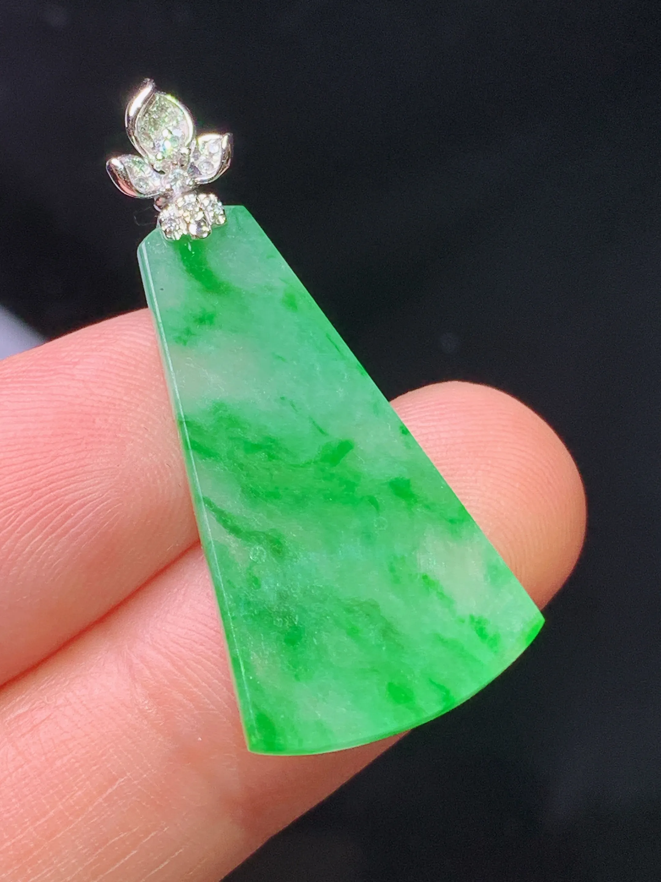 18k金钻镶嵌翠绿无事牌吊坠 玉质细腻 水润亮眼 色泽艳丽 整体尺寸33.8*15*2.2