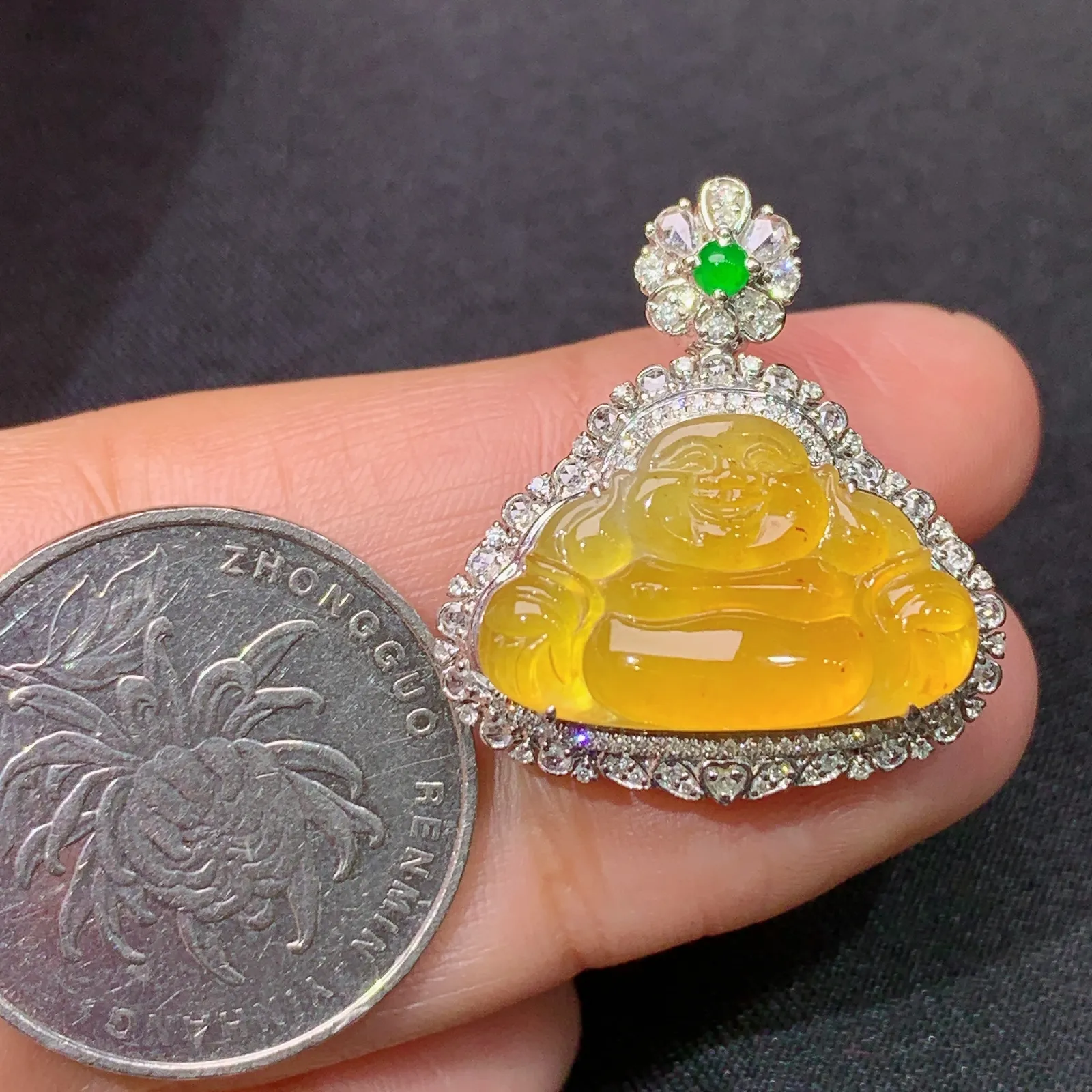 冰黄翡笑佛吊坠，18k金镶嵌，色泽鲜艳靓丽，水色超佳，尺寸26.7*24.2*10.7