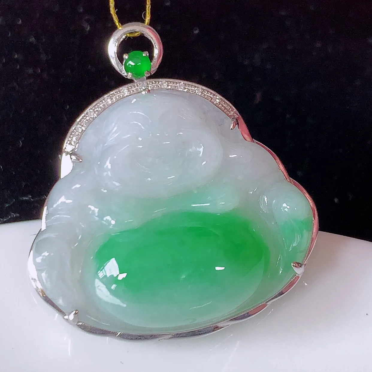 自然光实拍，18K金镶嵌冰润飘绿翡翠佛公吊坠，玉笑佛，饱满，开脸喜庆，配戴优雅迷人！#35.9整体3