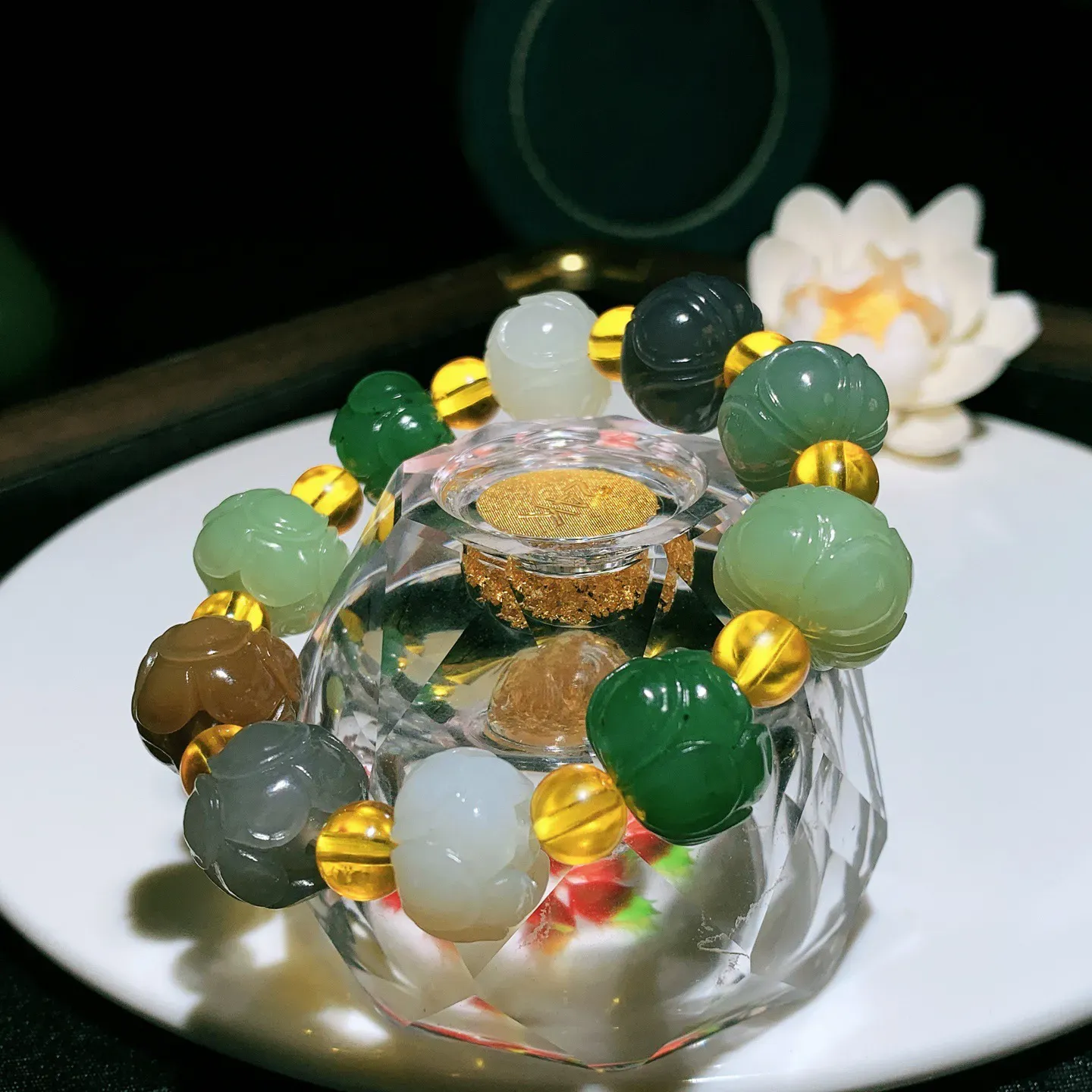 新疆和田玉多宝莲花珠手串。单颗尺寸13/16重56.8克。玉质细腻油润。手推出油。佩戴高端典雅。lt251209